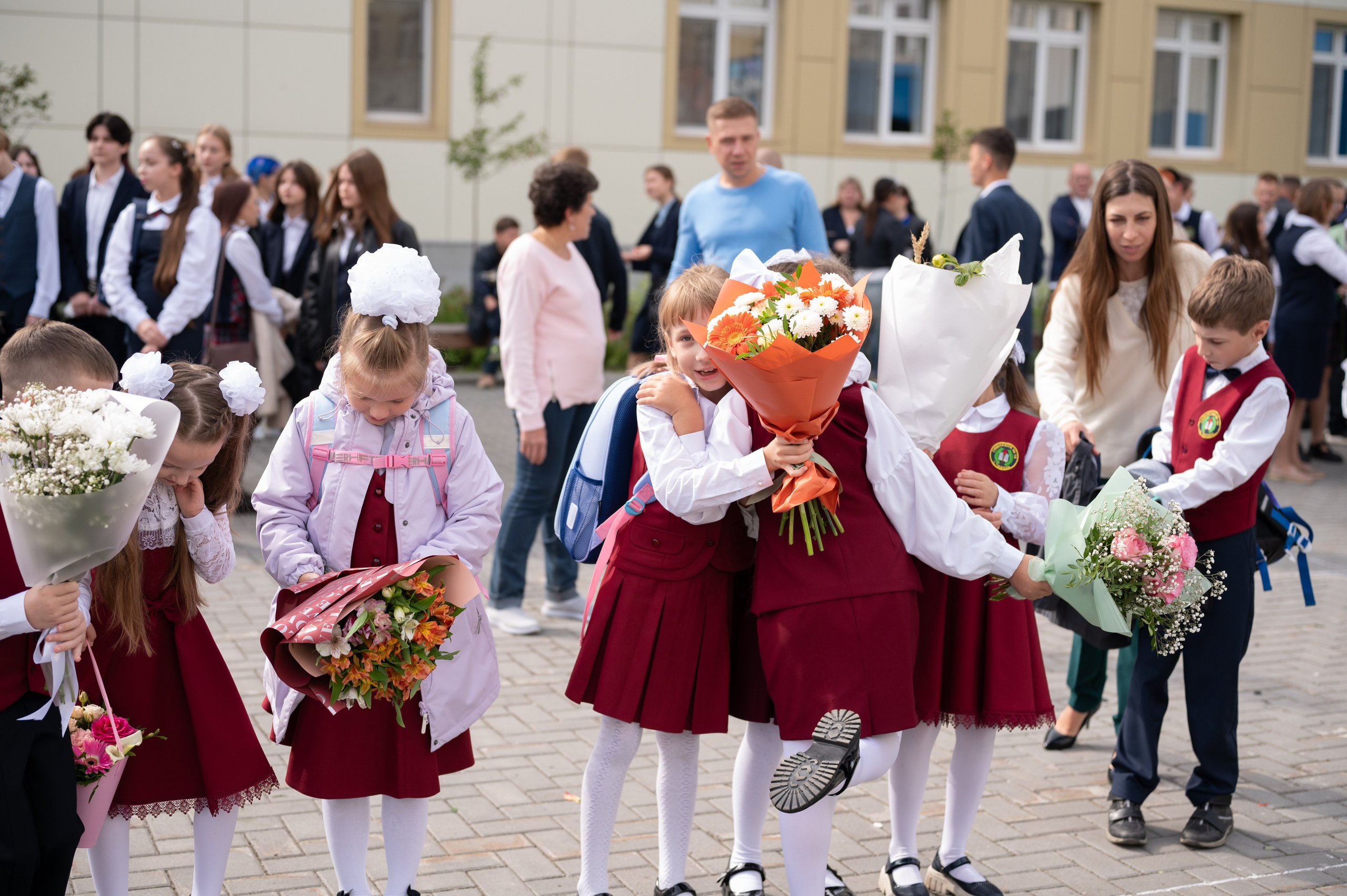 1 сентября 16 гимназия 2 класс (линейка + в классе+ на улице). Фотограф новорожденных, семейный детский в Тюмени Татьяна Морозова