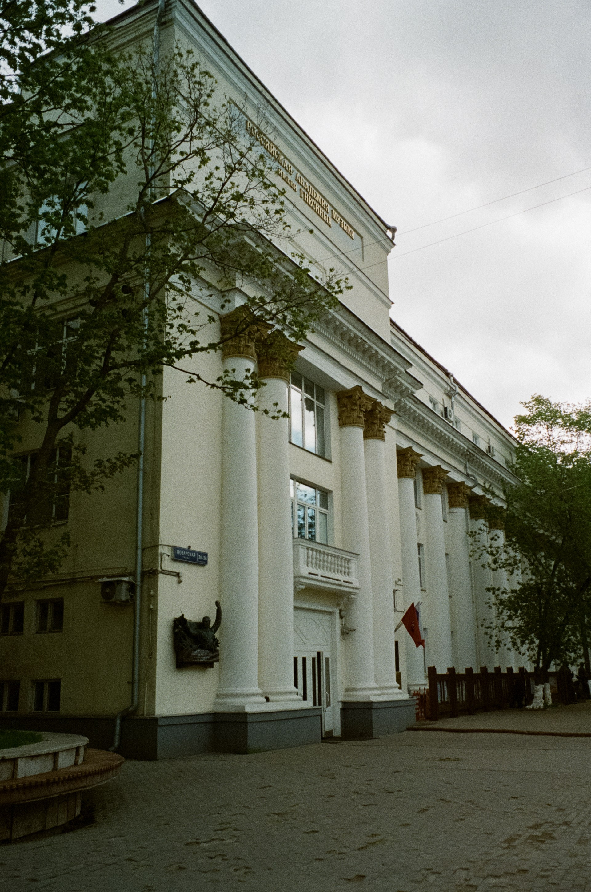 Ул. Поваровка и окрестности | Voigtlander BESSA-T — Voigtlander Ultron 28 mm f/2 | Kodak Ultramax 400 (просрочка) @ ISO 100