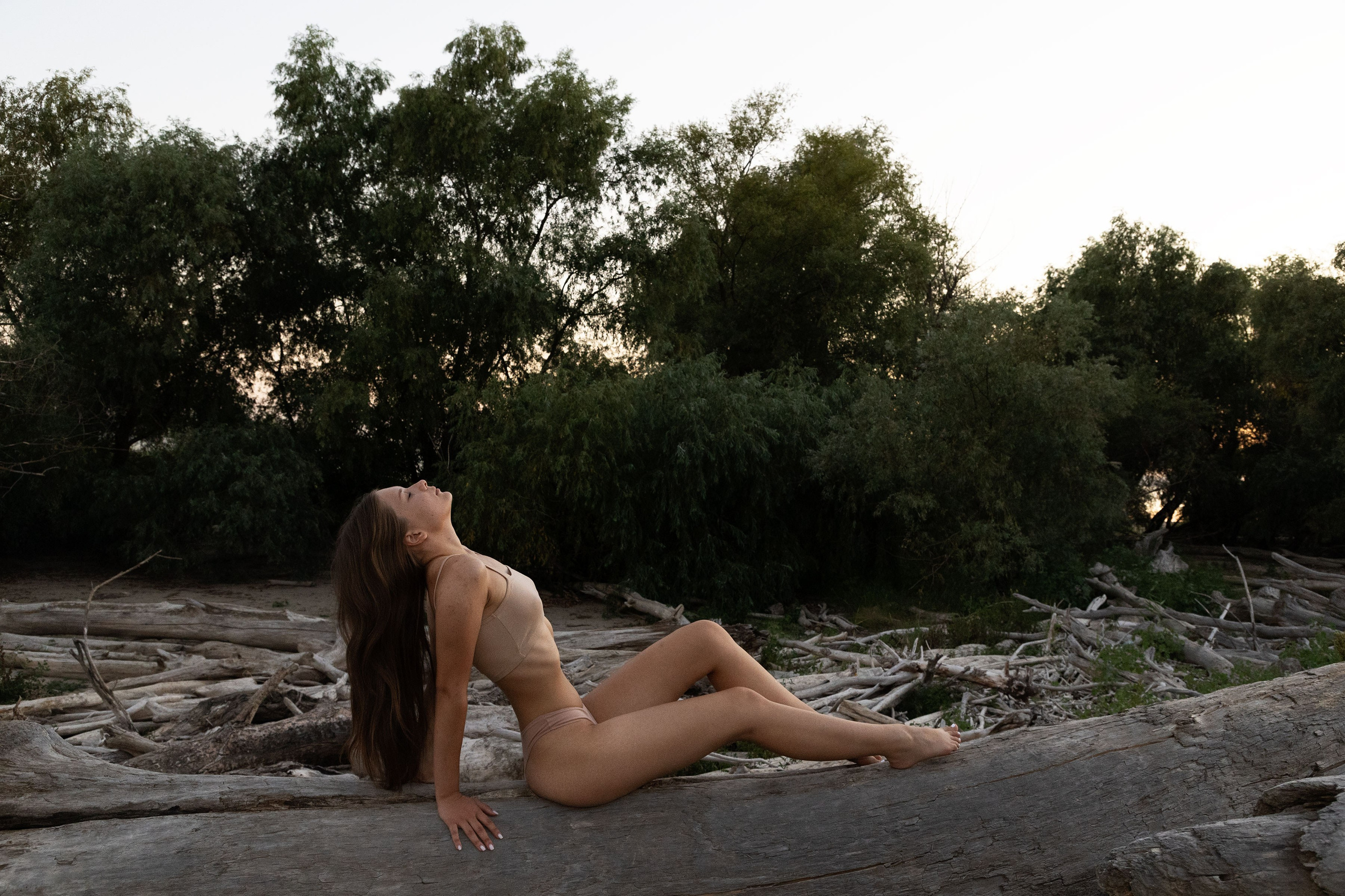 девушка в белье на бревне