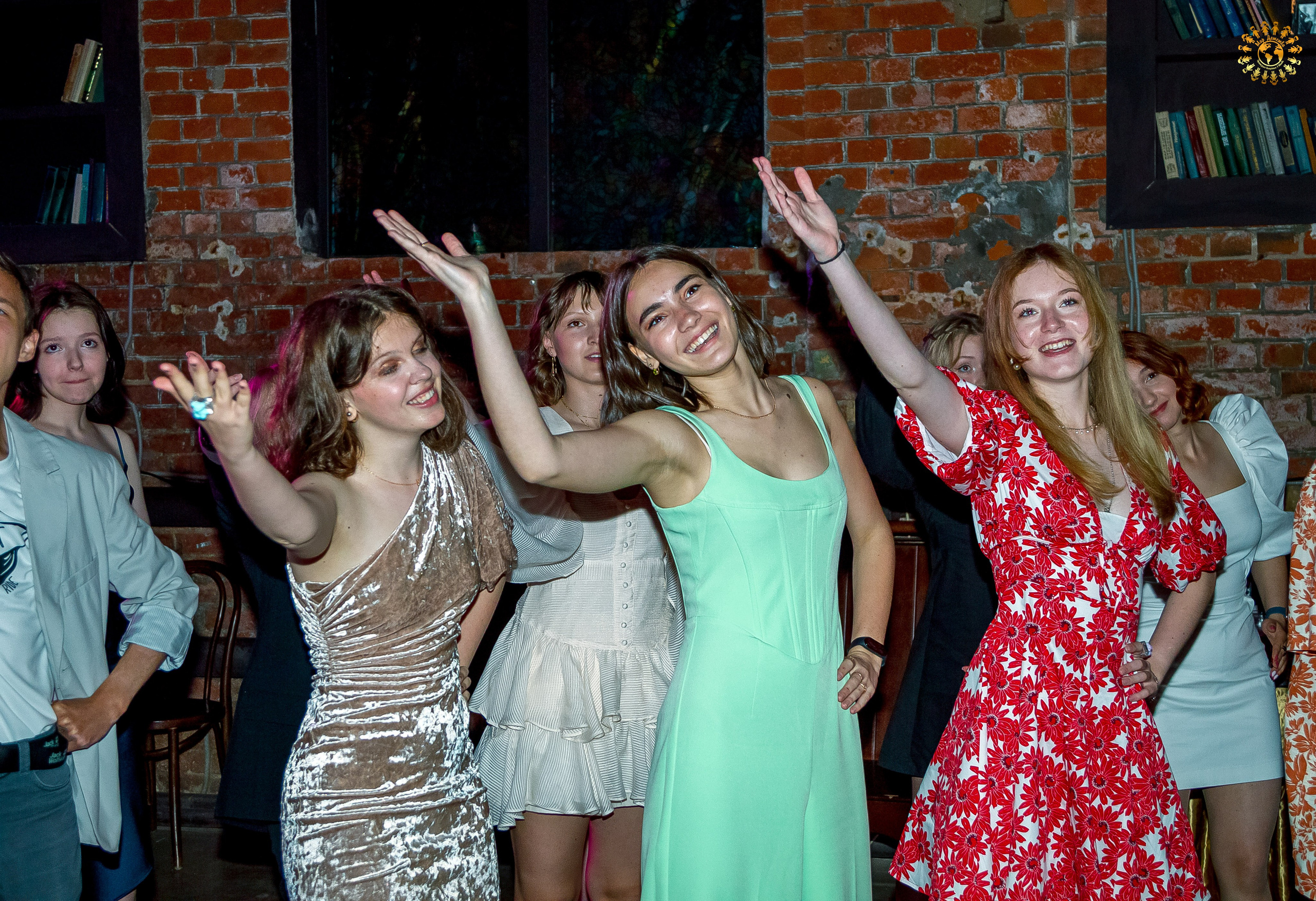 Выпускной 2023 (Школа 548; 9 Ж класс) AG Loft «Библиотека», Москва. Репортажная съемка в Москве и области. Анималистика