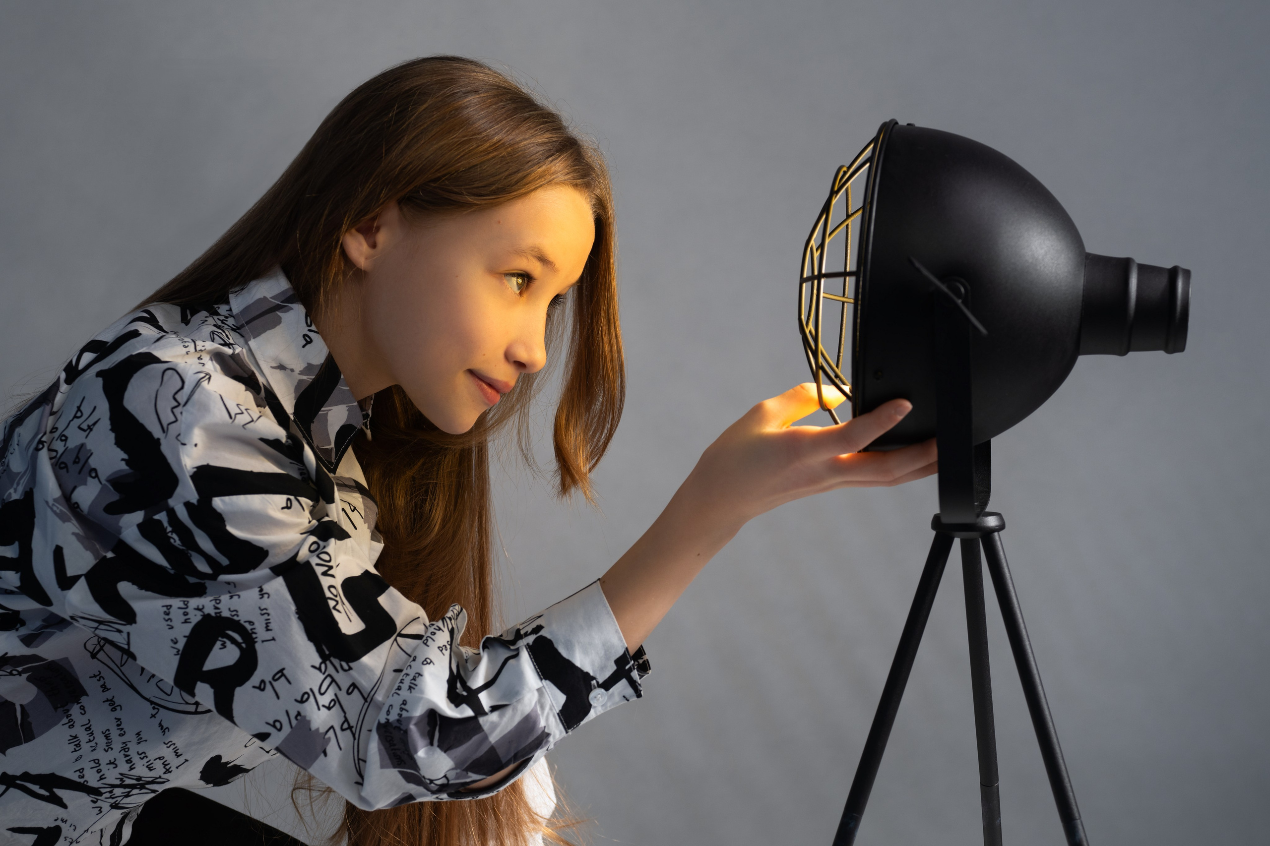 Подростковая съёмка с собакой, цветком, лампой