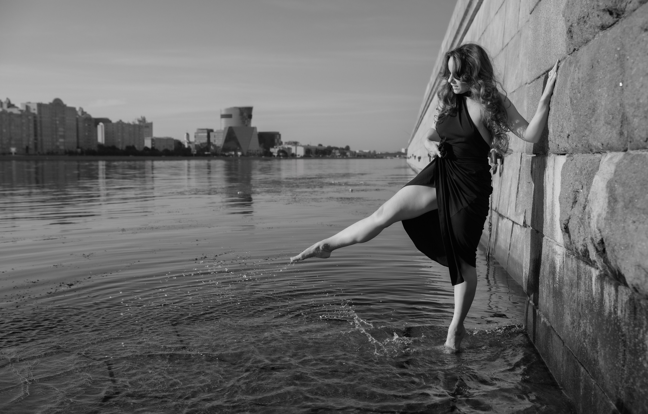 Фотосъемка в Санкт-Петербурге. Белые ночи. Пленэр. Большеохтинский мост. Нева, девушка в черном платье брызгает водой
