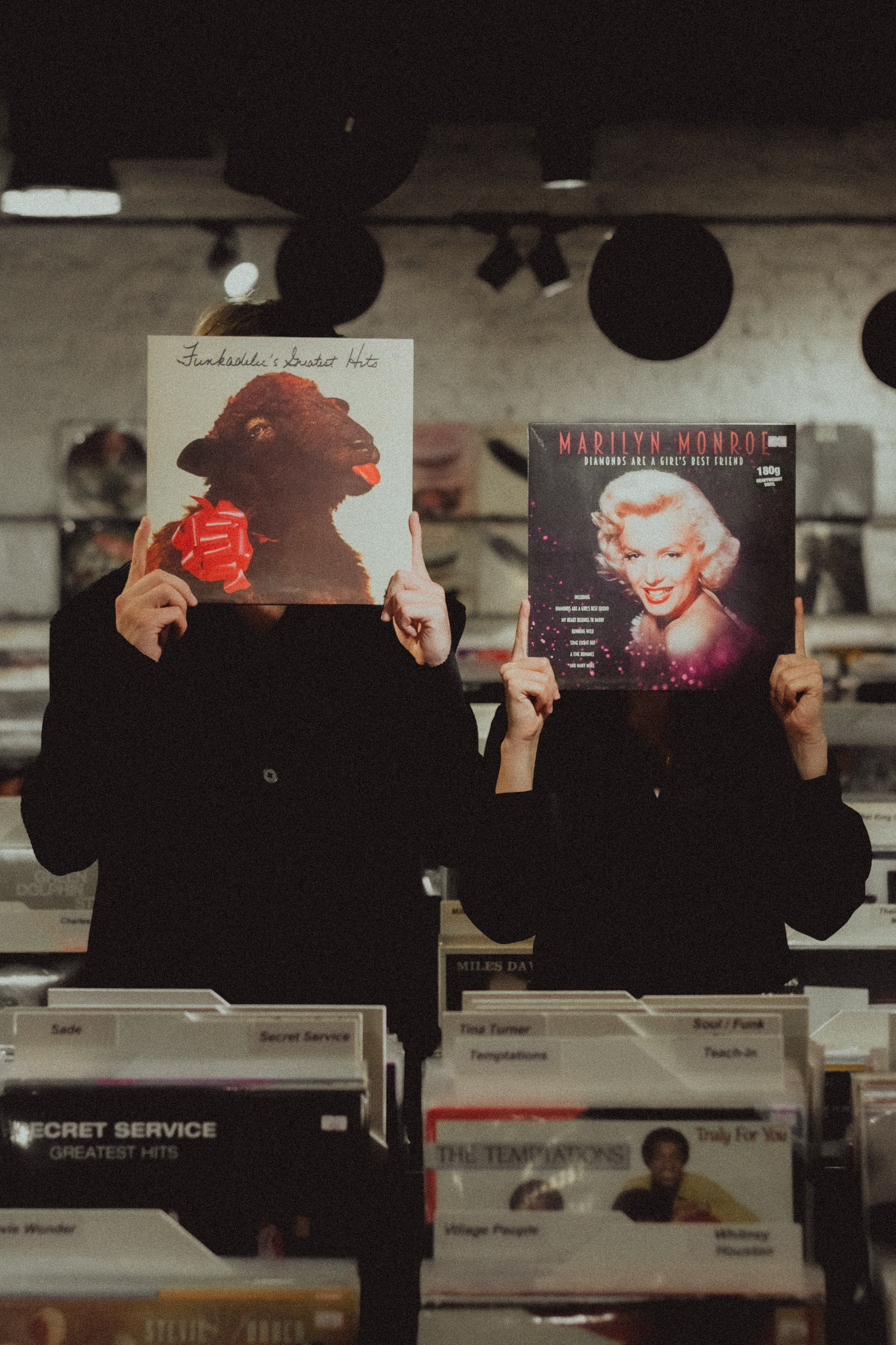 Парная ретро фотосессия в магазине с виниловыми пластинками