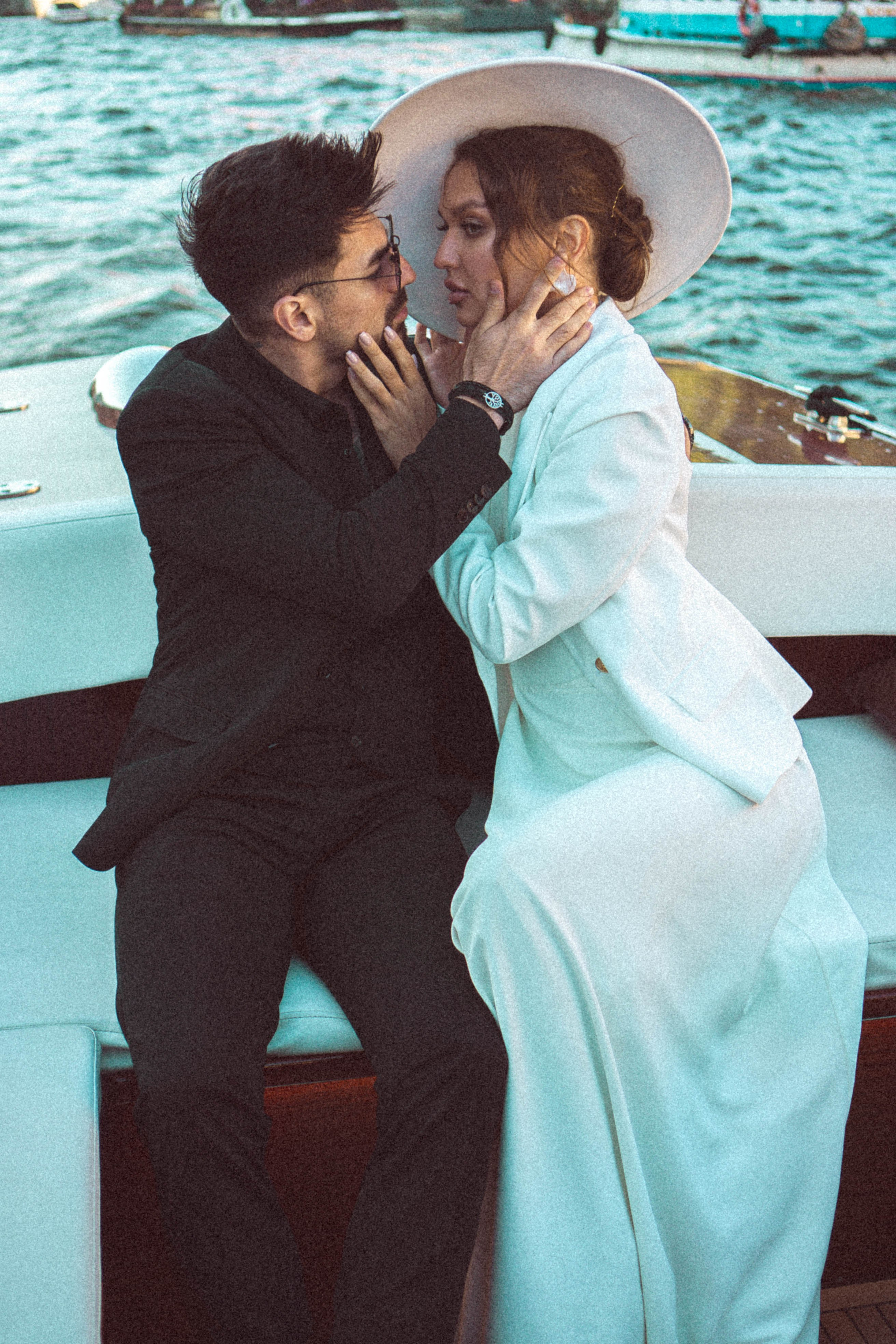 СВАДЕНБНАЯ СЬЕМКА НА КАТЕРЕ ПО КАНАЛАМ САНКТ-ПЕТЕРБУРГА И В АКВАТОРИИ НЕВЫ. Профессиональный фотограф, Санкт-Петербург — Виктория Богомолова