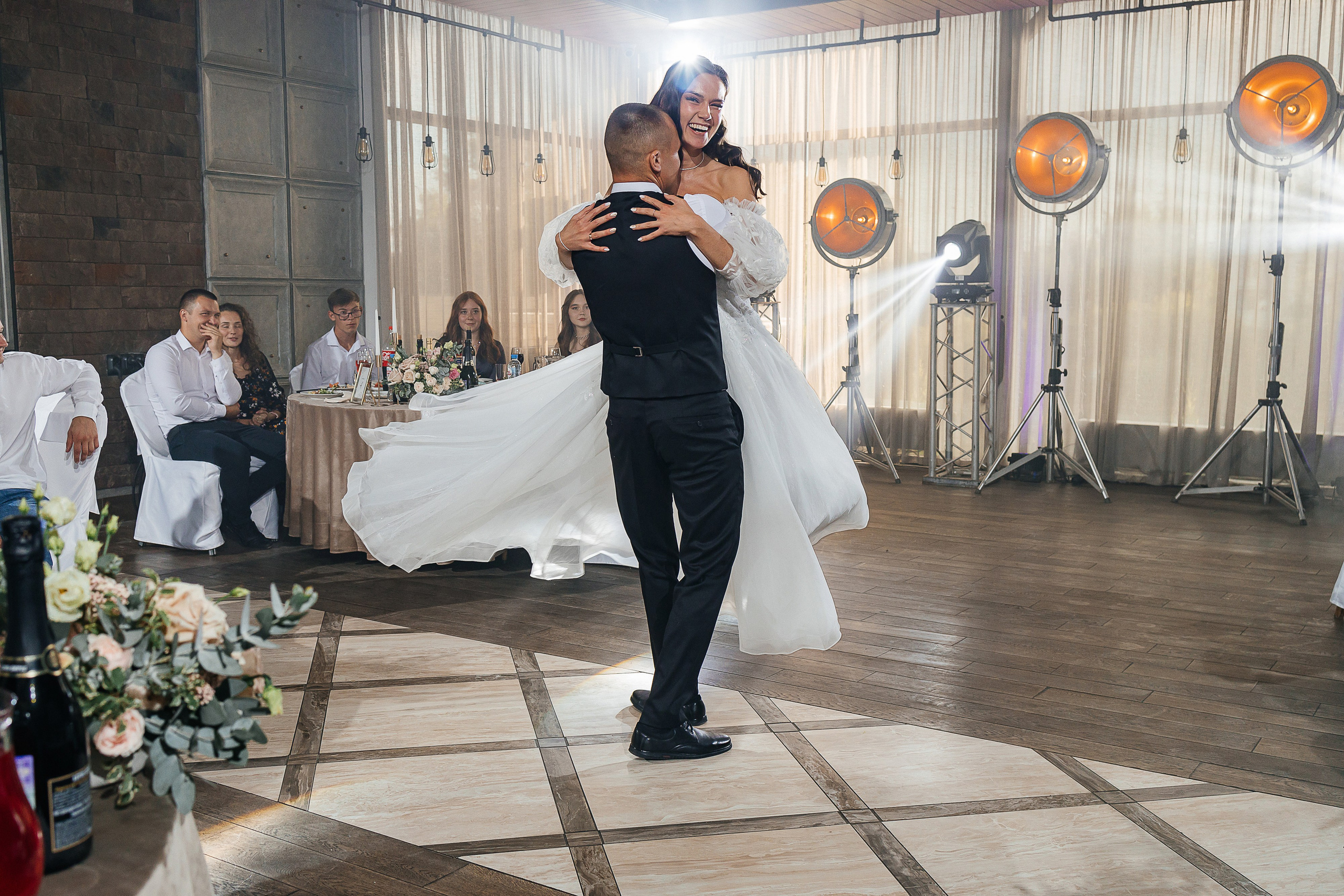 Волшебное утро невесты в номере отеля. Олег Сверчков | Свадебный фотограф Вологда