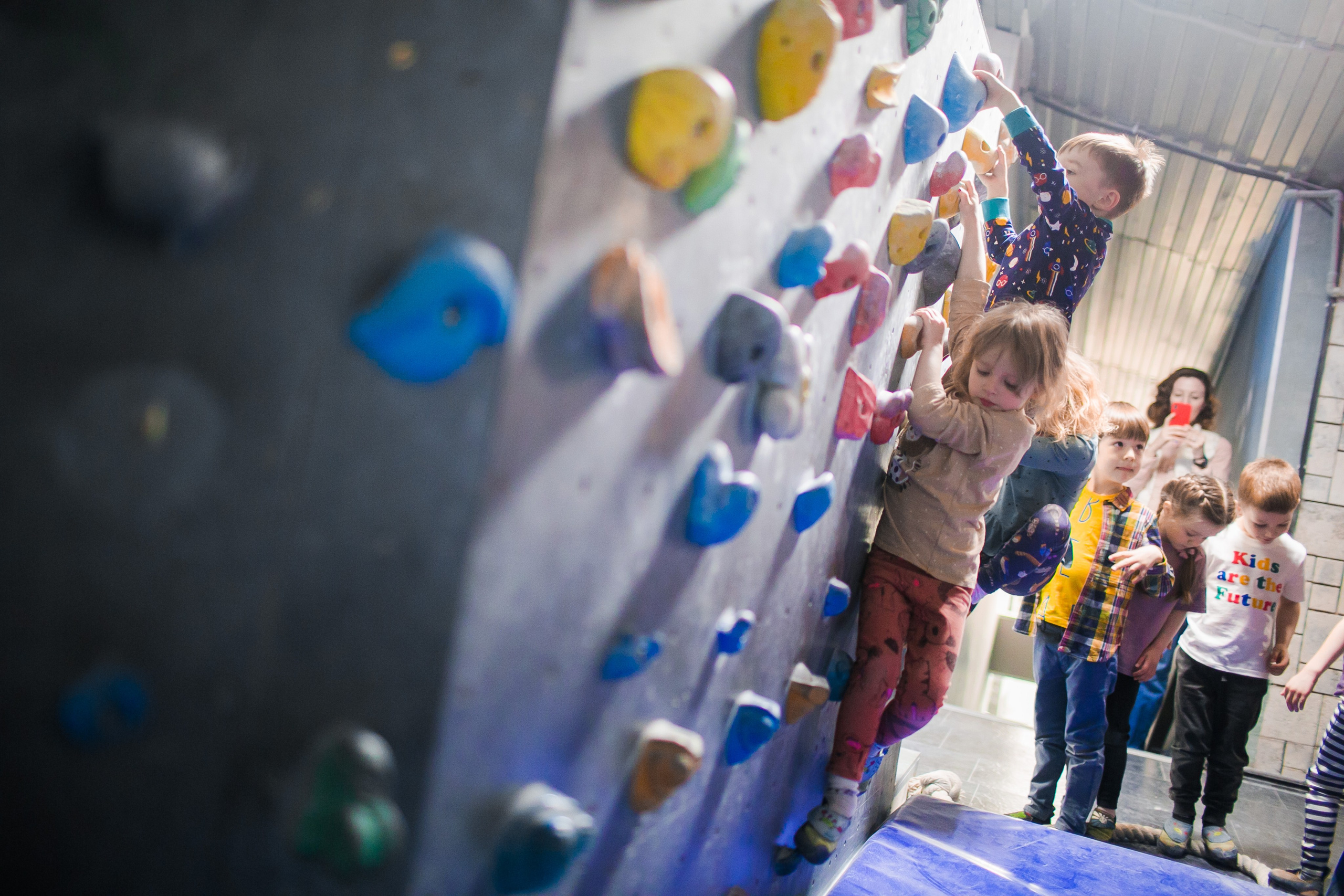 Фотосъемка детского Дня рождения на скалодроме. Репортажный фотограф Борис Геер