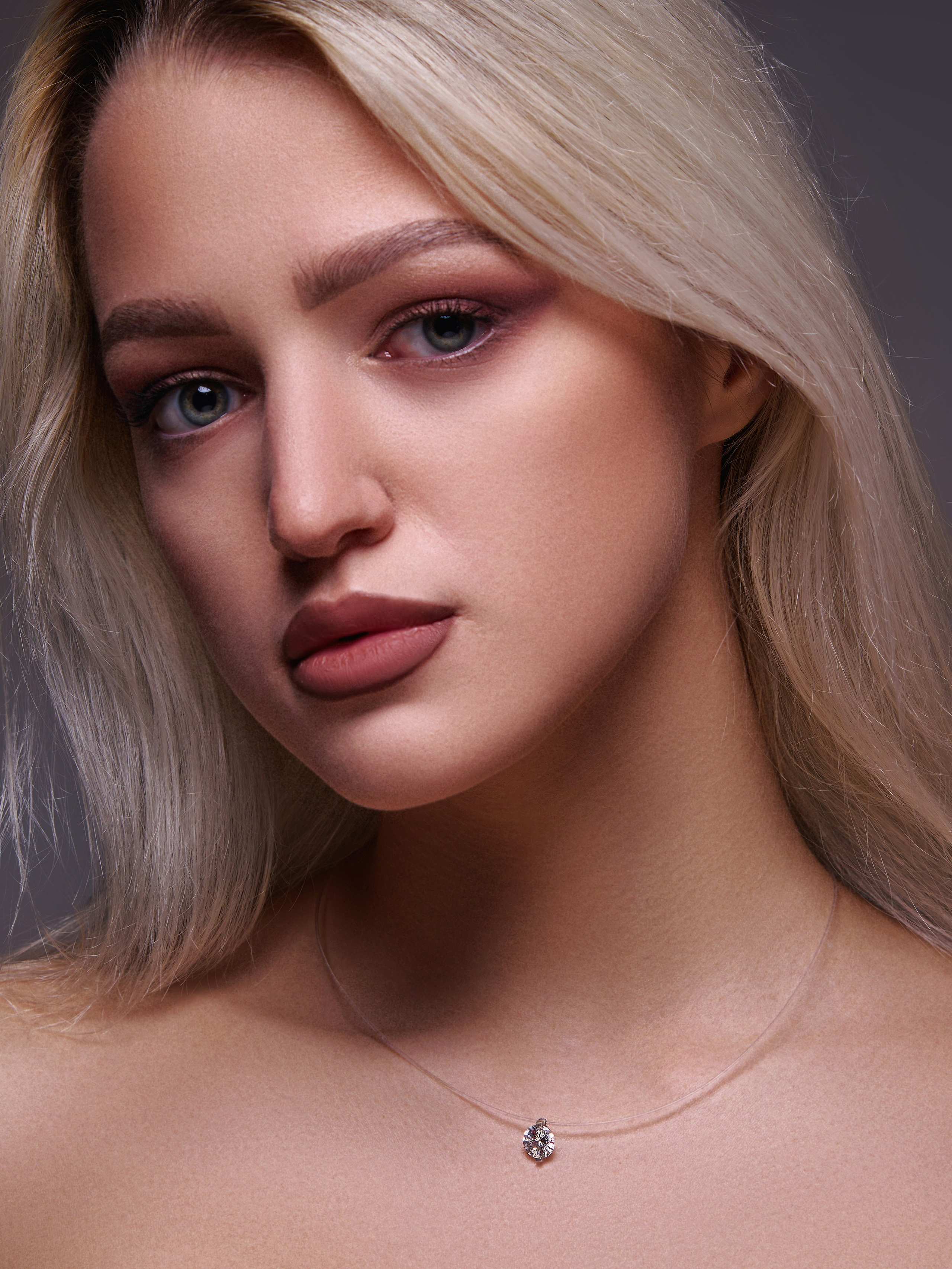 Крупно лицевой портрет девушки блондинки на чёрном фоне