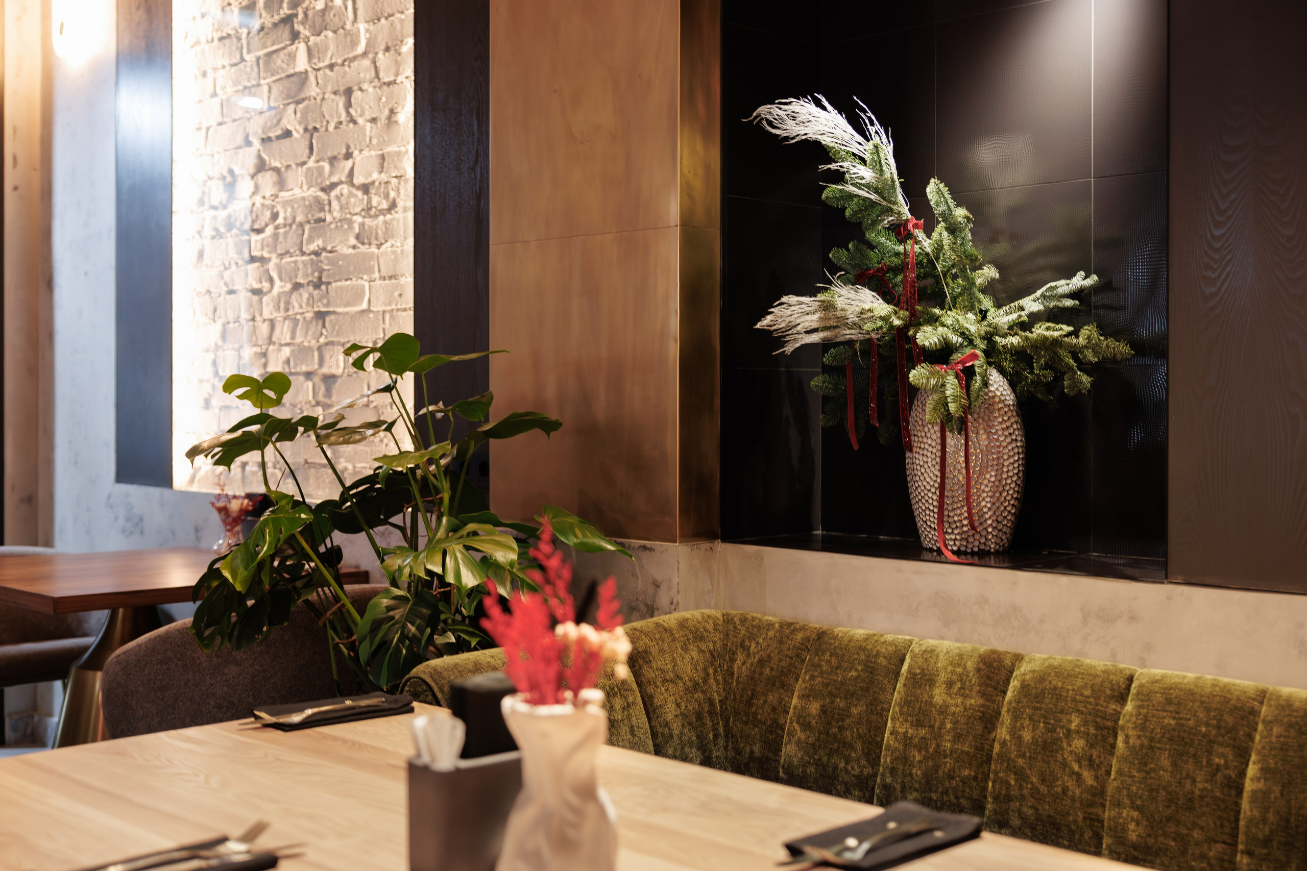 Фотограф для интерьерной съемки ресторана. Контент для бизнеса в Екатеринбурге Полдень Медиа