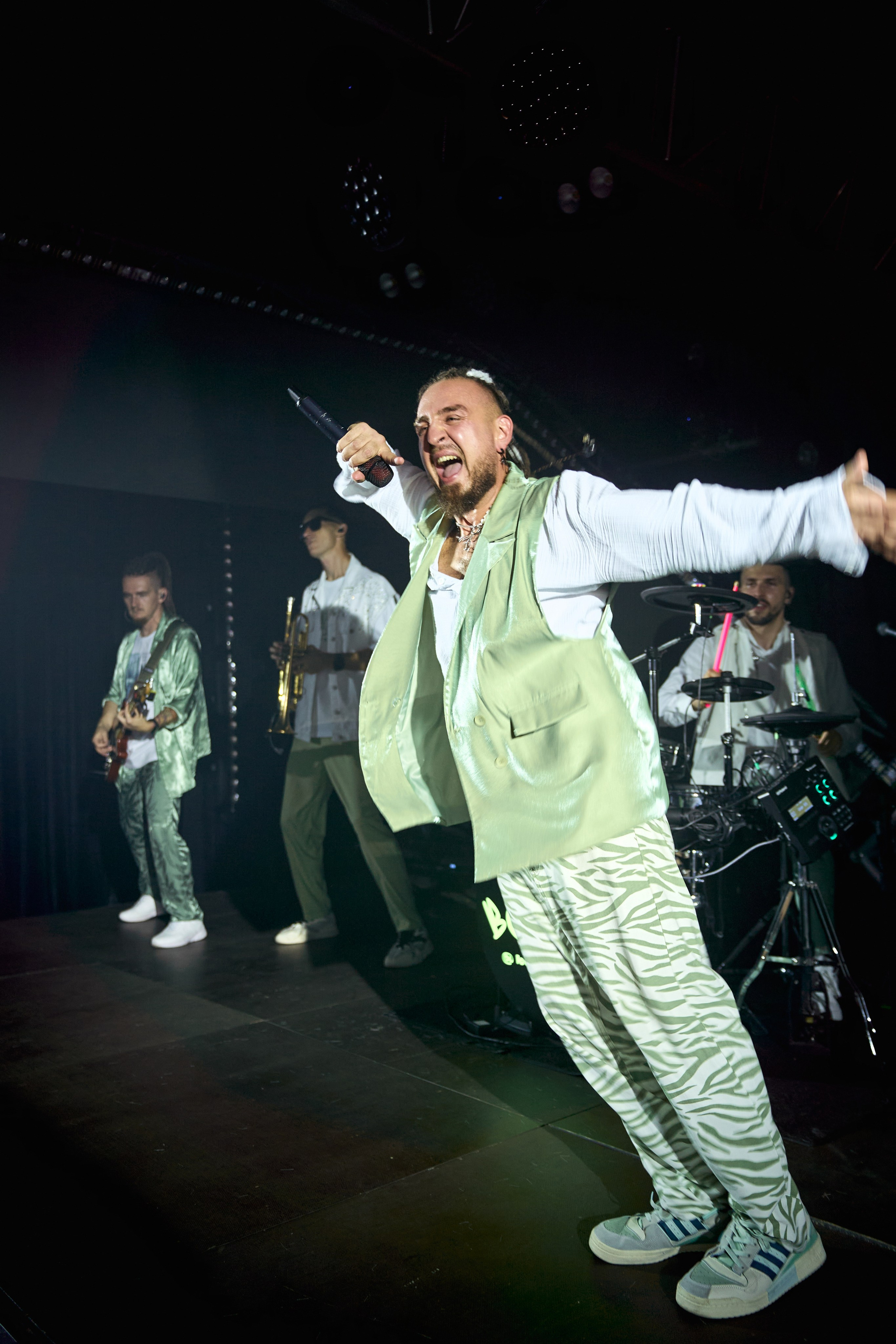 Свадьба с искусственным интеллектом в Усадьбе фамилии от ТВИНС СТУДИО лучших фотографов Краснодара. ТВИНС СТУДИО — лучшие свадебные фотографы и видеографы в Краснодаре