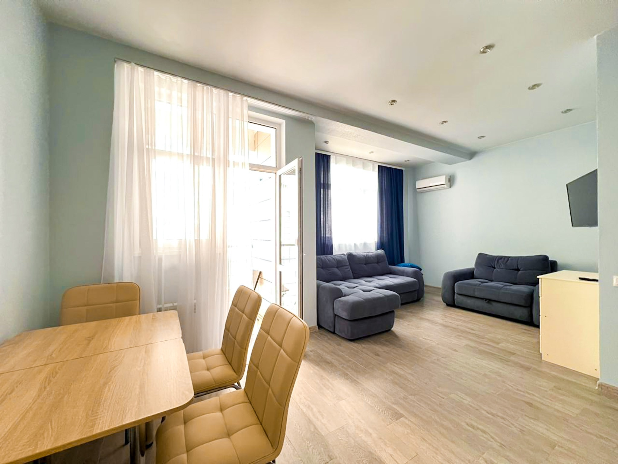 Просторная, уютная квартира с балконом в ж/к Посейдон, в 100 м от моря. Квартиры посуточно, длительно в Сочи, LARA APART GROUP