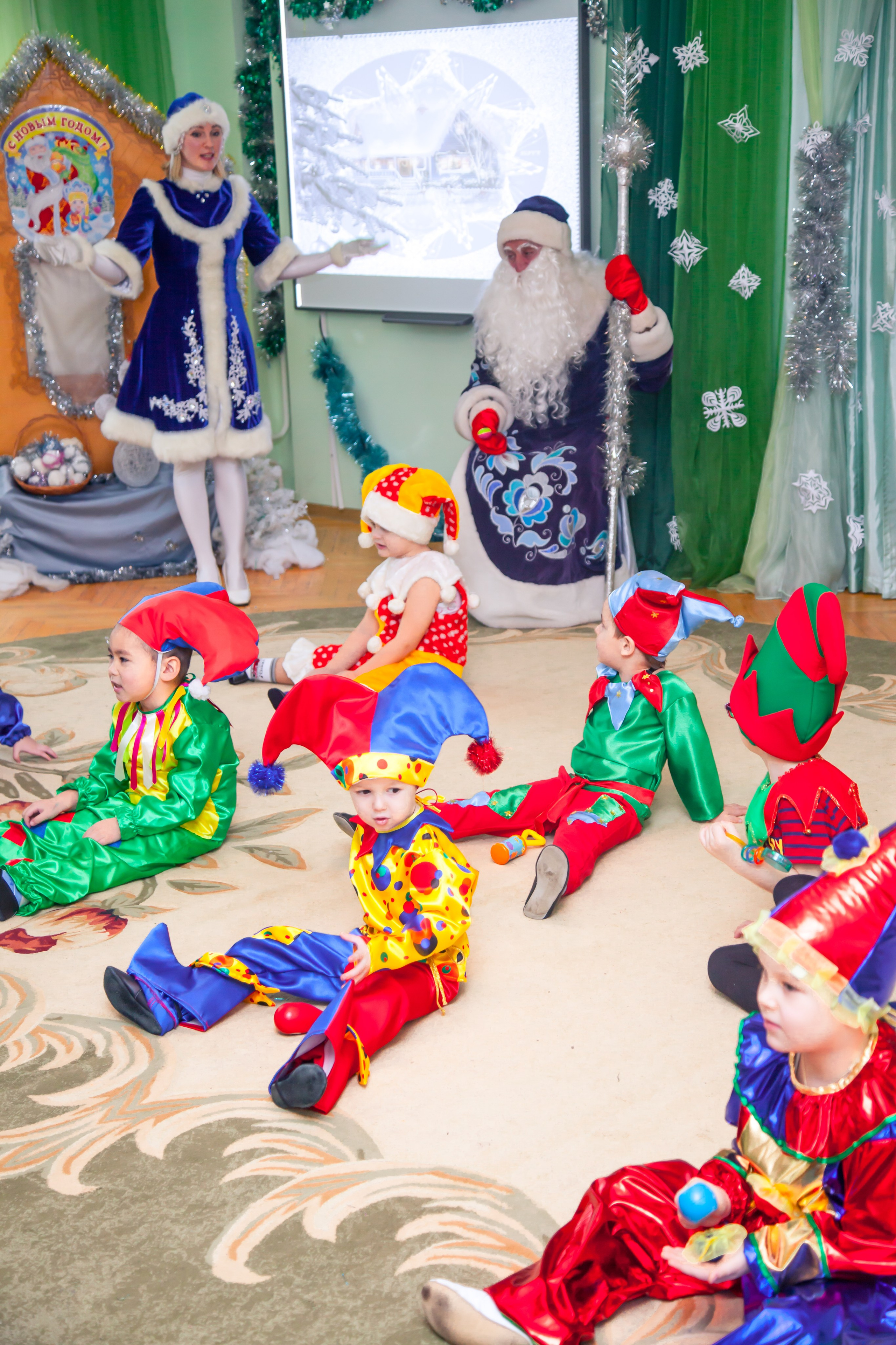 дети сидят на полу в костюмах