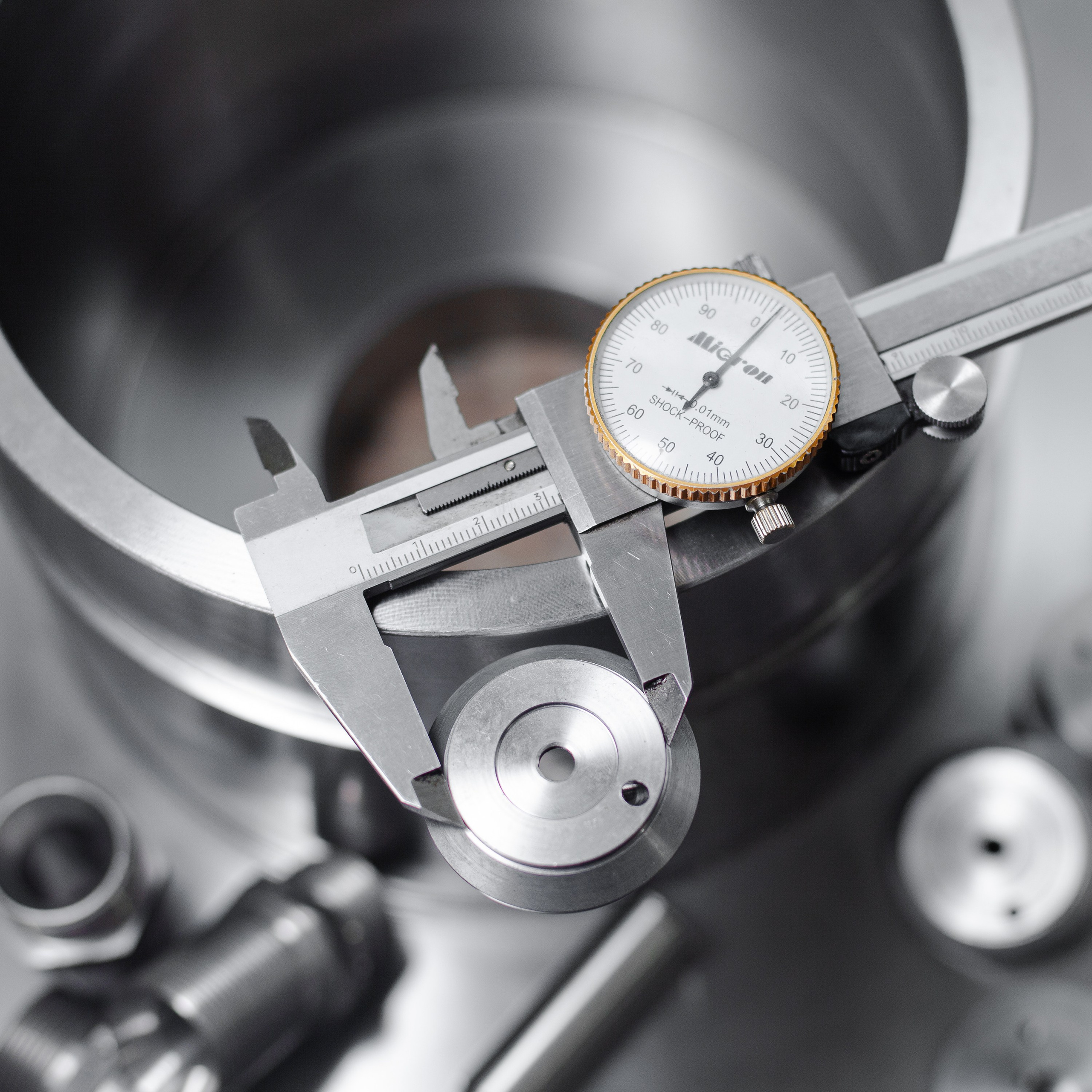 Металлические детали и измерительный инструмент на производстве