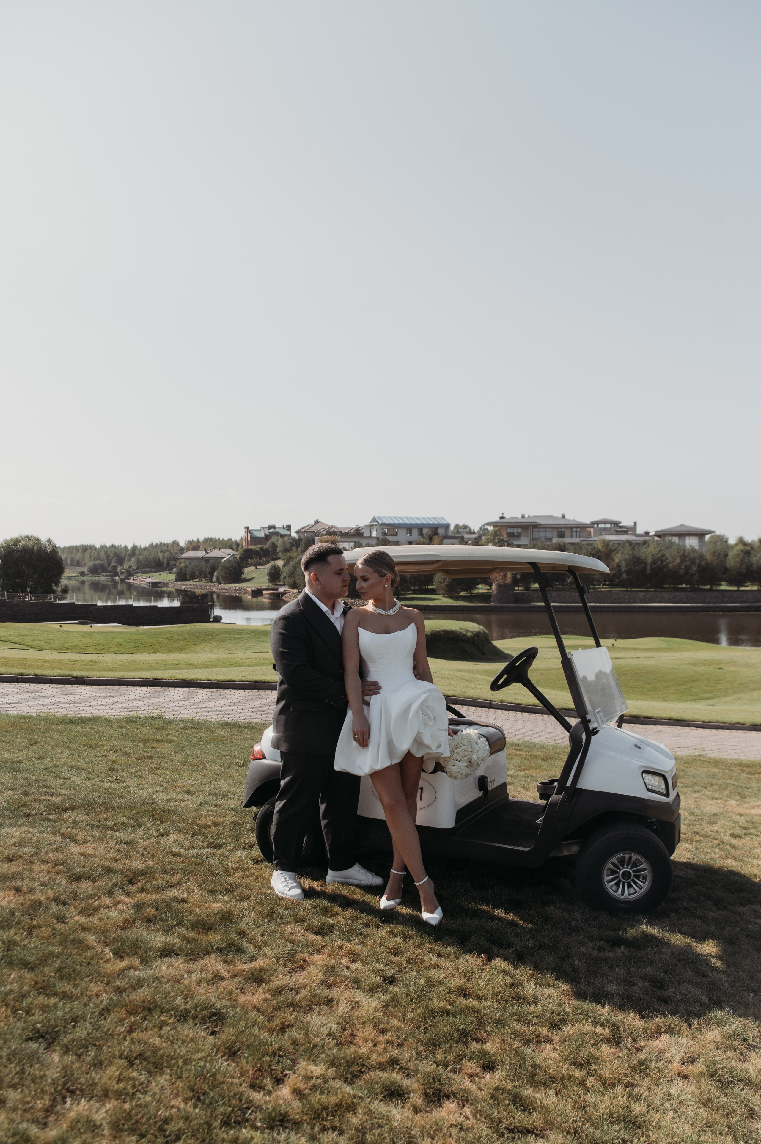 Свадебная фотосессия в Завидово гольф поле с утром невесты и красивым свадебным банкетом. Свадебный фотограф в Твери, Москве и Санкт-Петербурге Денисова Екатерина