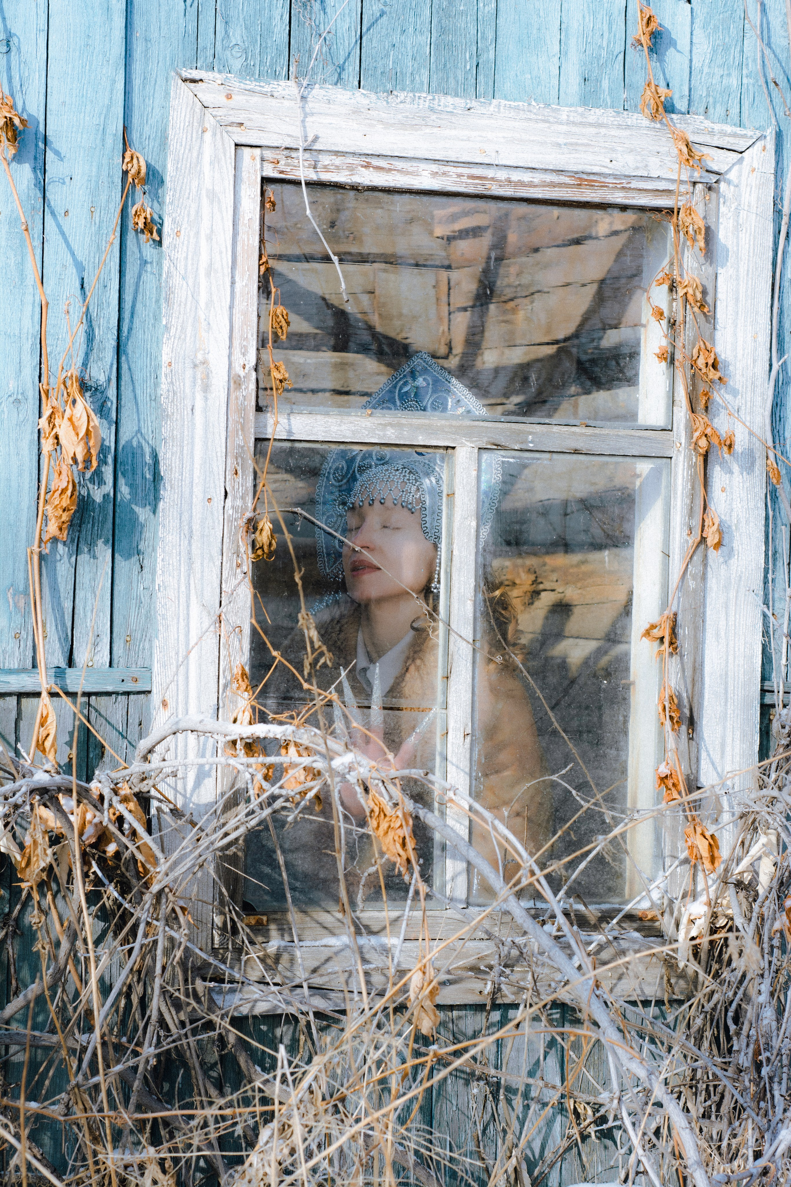 THE ROOT TETHER. Yulia Yurchevskaya | Art Director & Visual Visionary