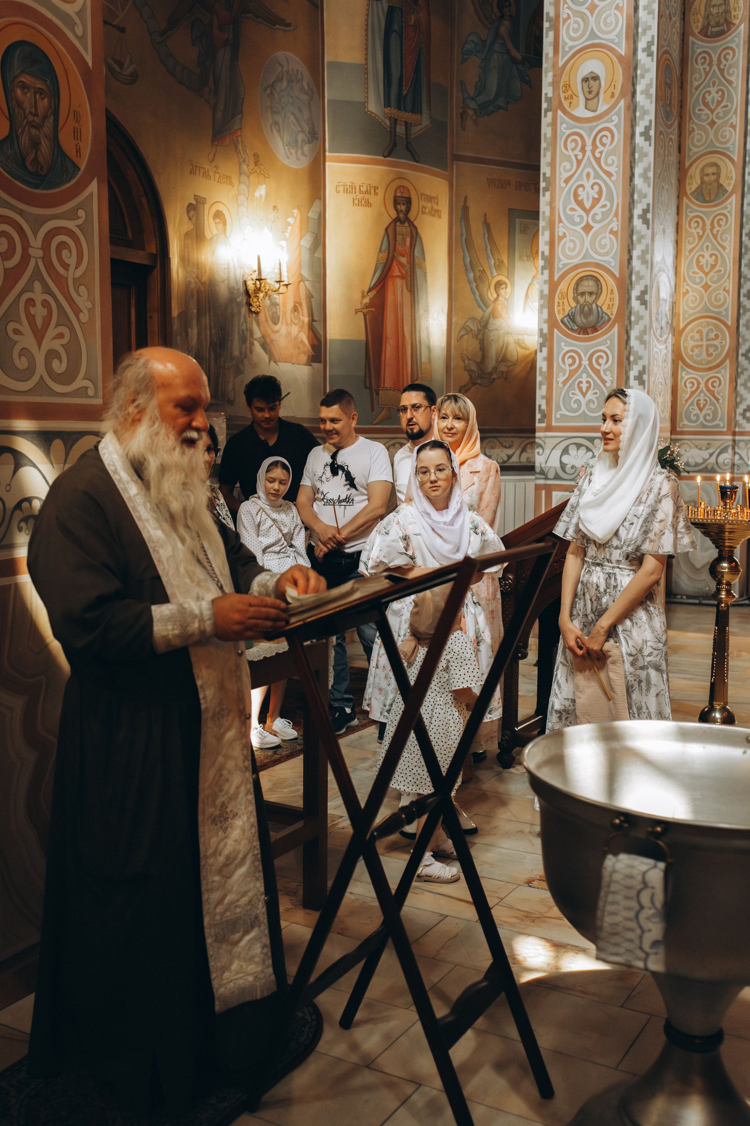 Крещение Вики (кадры с малышкой и лицо скрыты). Фотограф женского портрета и семейных историй в жанре life в Нижнем Новгороде Елена Матросова