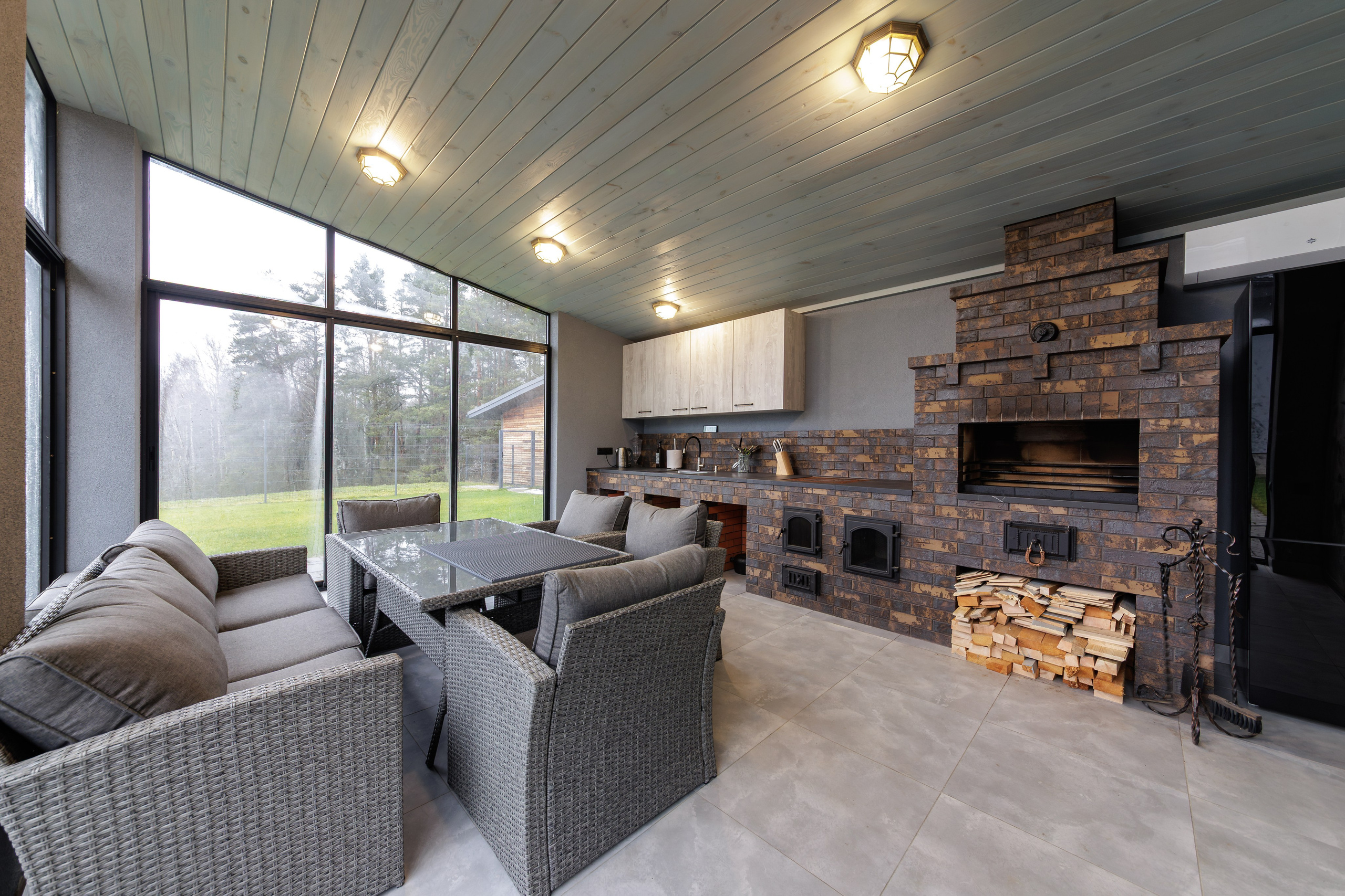 Общий вид кухни с печью — интерьерная фотосъемка для продажи недвижимости