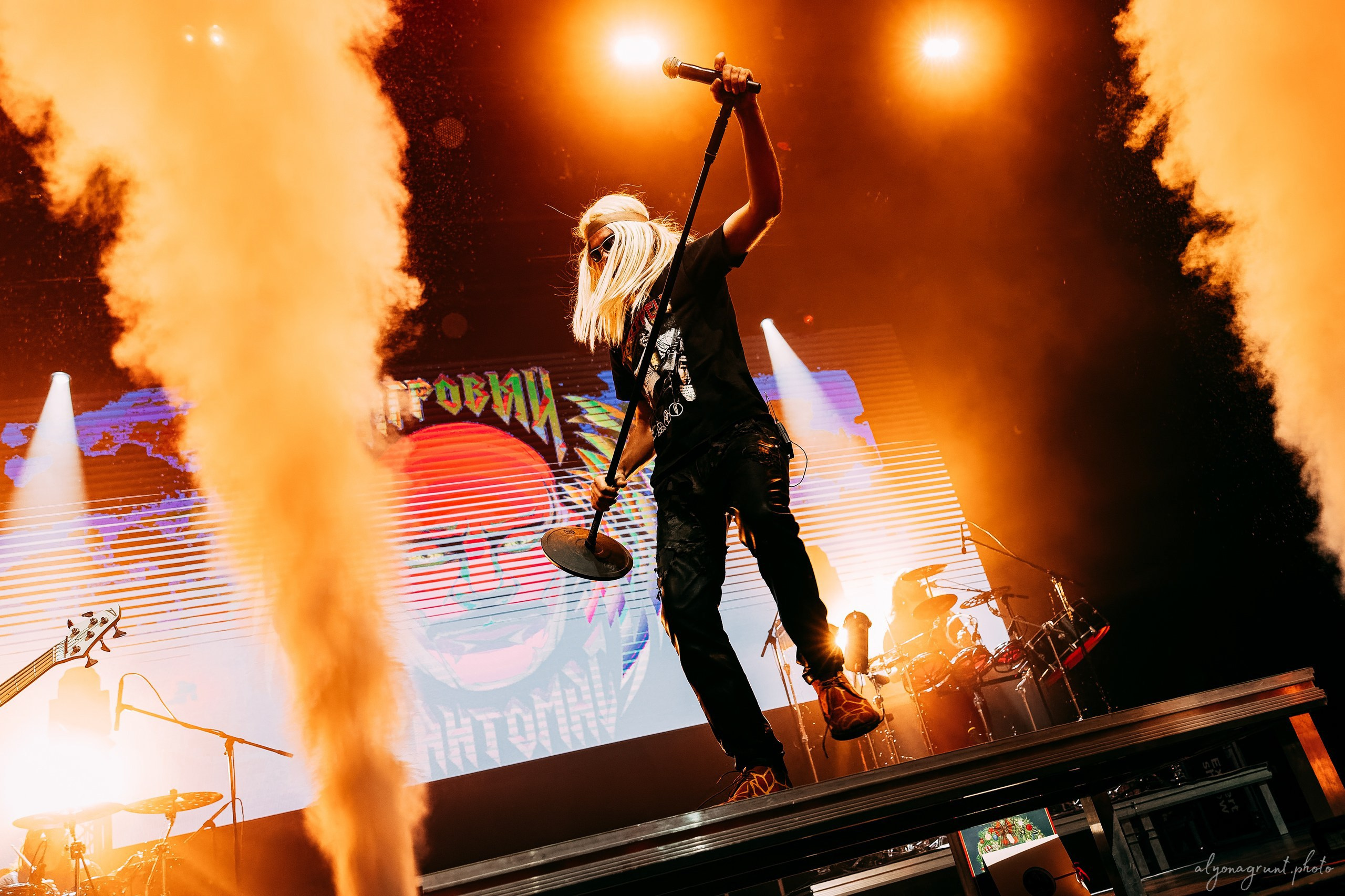 Багровый Фантомас, фоторепортаж, СПб, BASE, 14.12.2025. Алена Адрианова: фотограф в Санкт-Петербурге