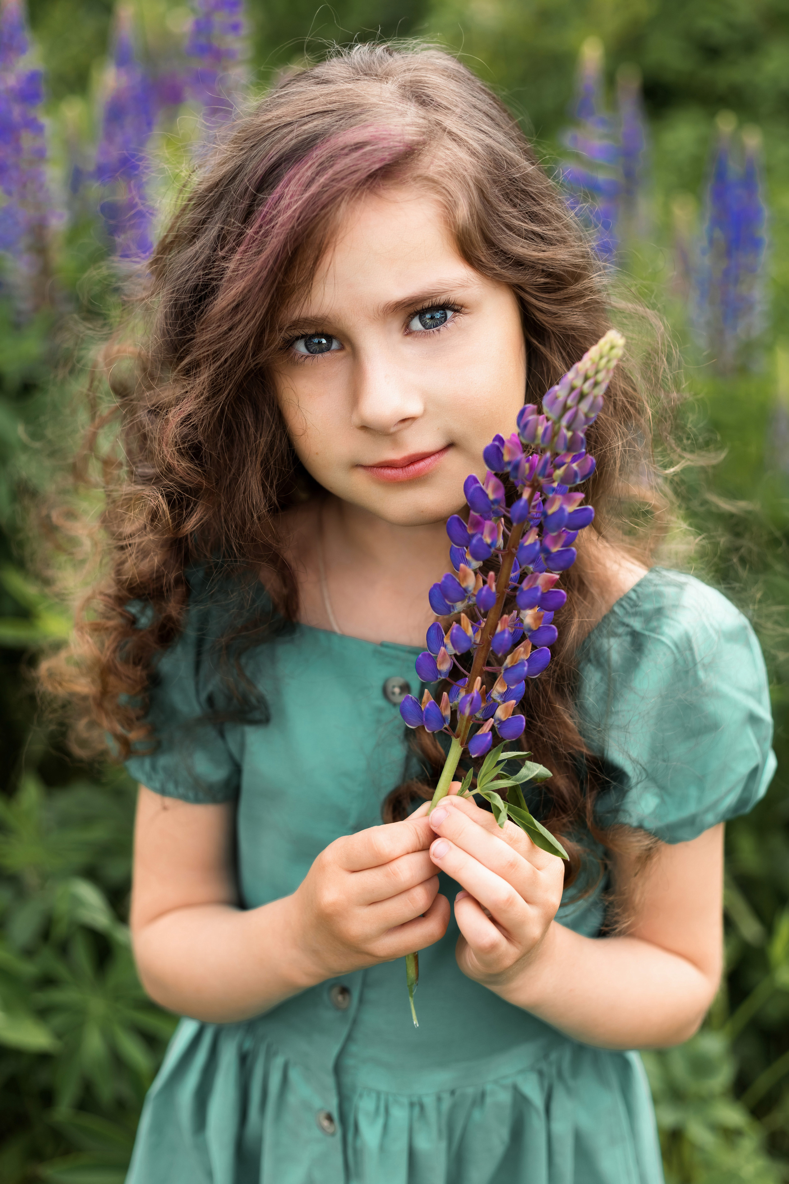 детский портрет в люпинах