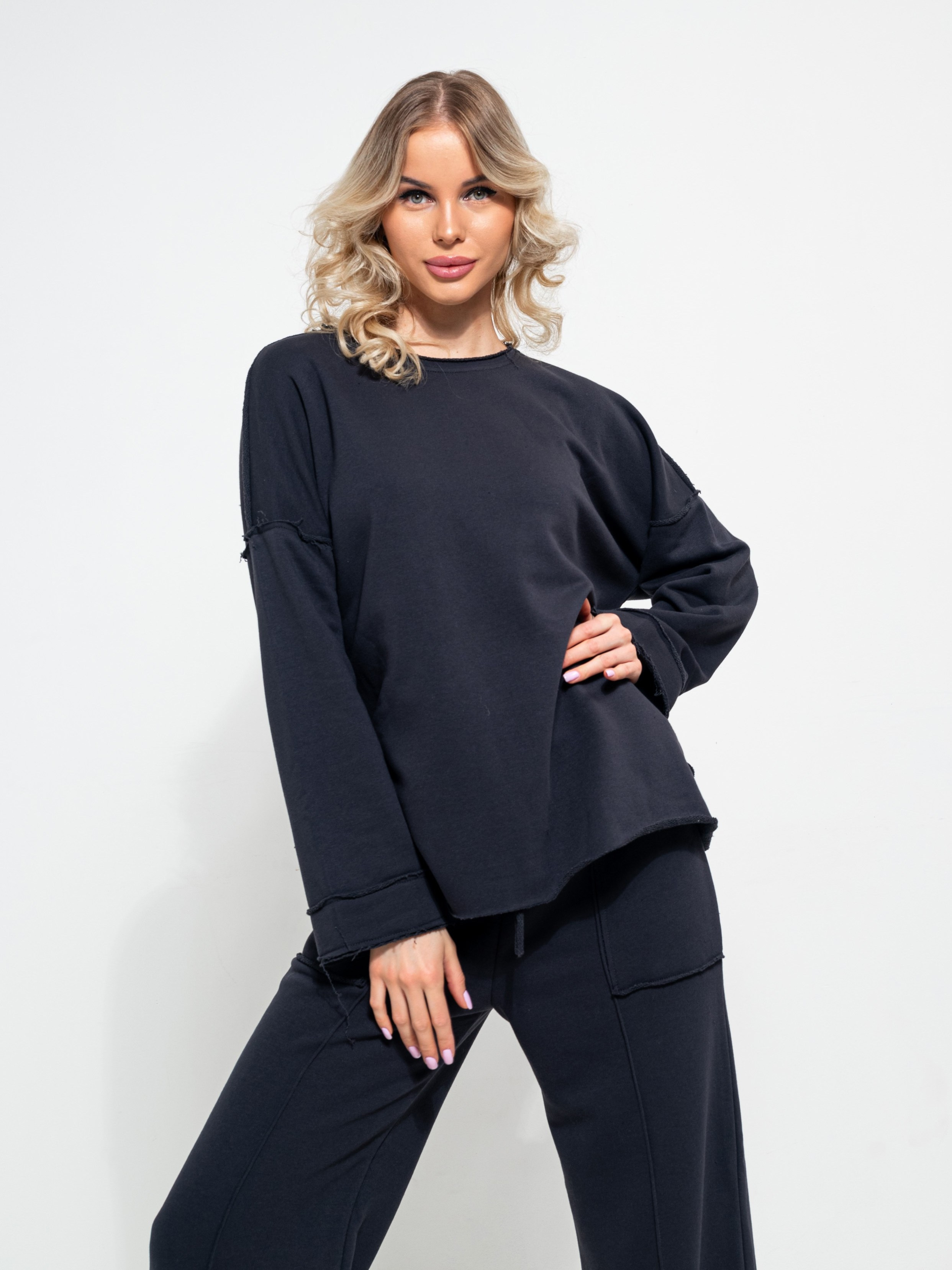 Модельная съемка на циклораме для маркетплейсов. ТМ Продакшн — Съемка для маркетплейсов в Москве