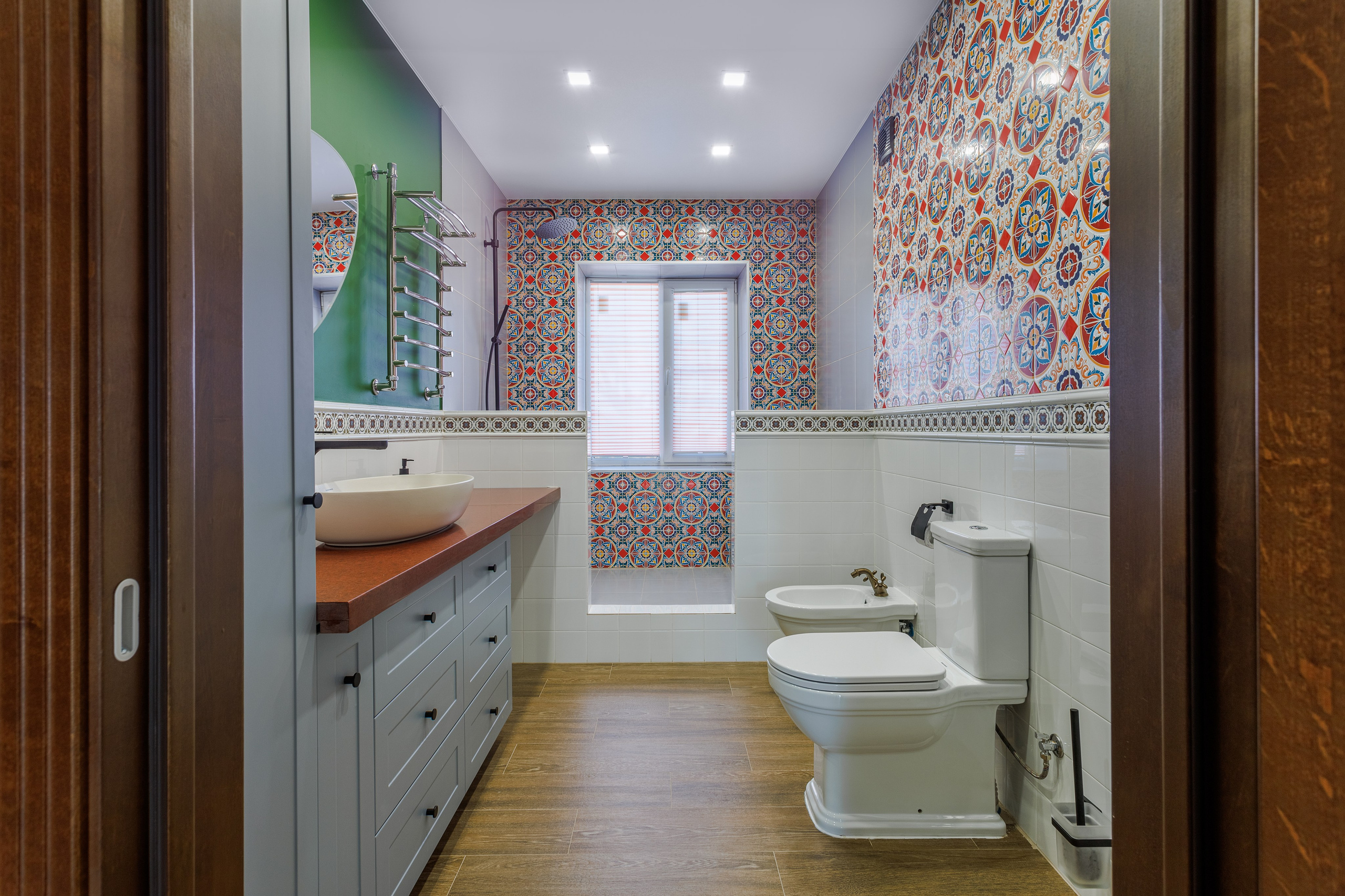 Таким образом, сотрудничество с интерьерным фотографом является важным элементом успешного маркетинга для производителей мебели, декора и отделочных материалов. Профессиональные фотографии не только помогают в продвижении продукции, но и создают эмоциональную связь с клиентами, что в конечном итоге способствует росту продаж и укреплению бренда