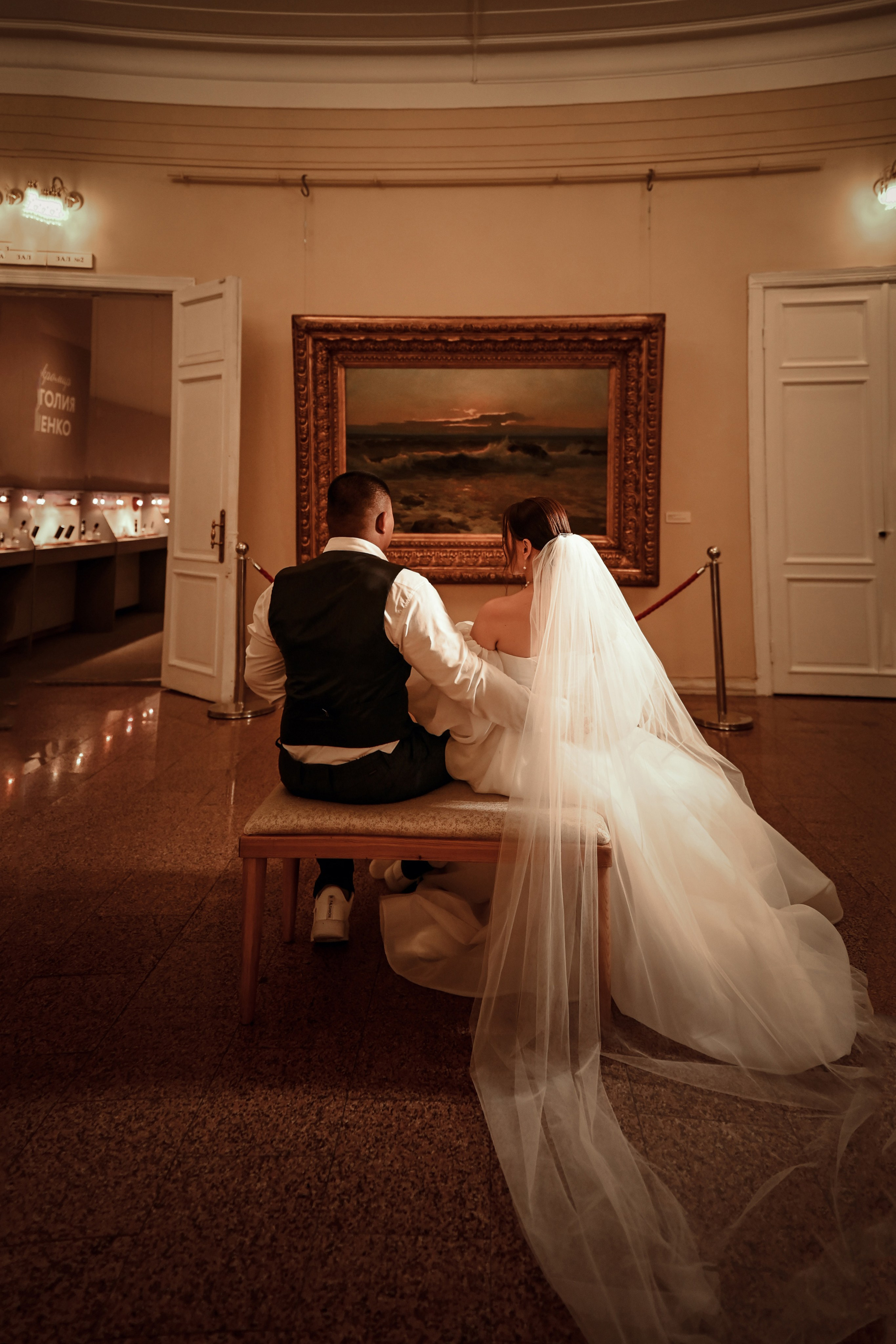 Небольшая свадебная серия в музее и прогулкой под дождем Эльмиры и Ризата. Свадебный, семейный, детский, контент фотограф в Омске Максим Ильин