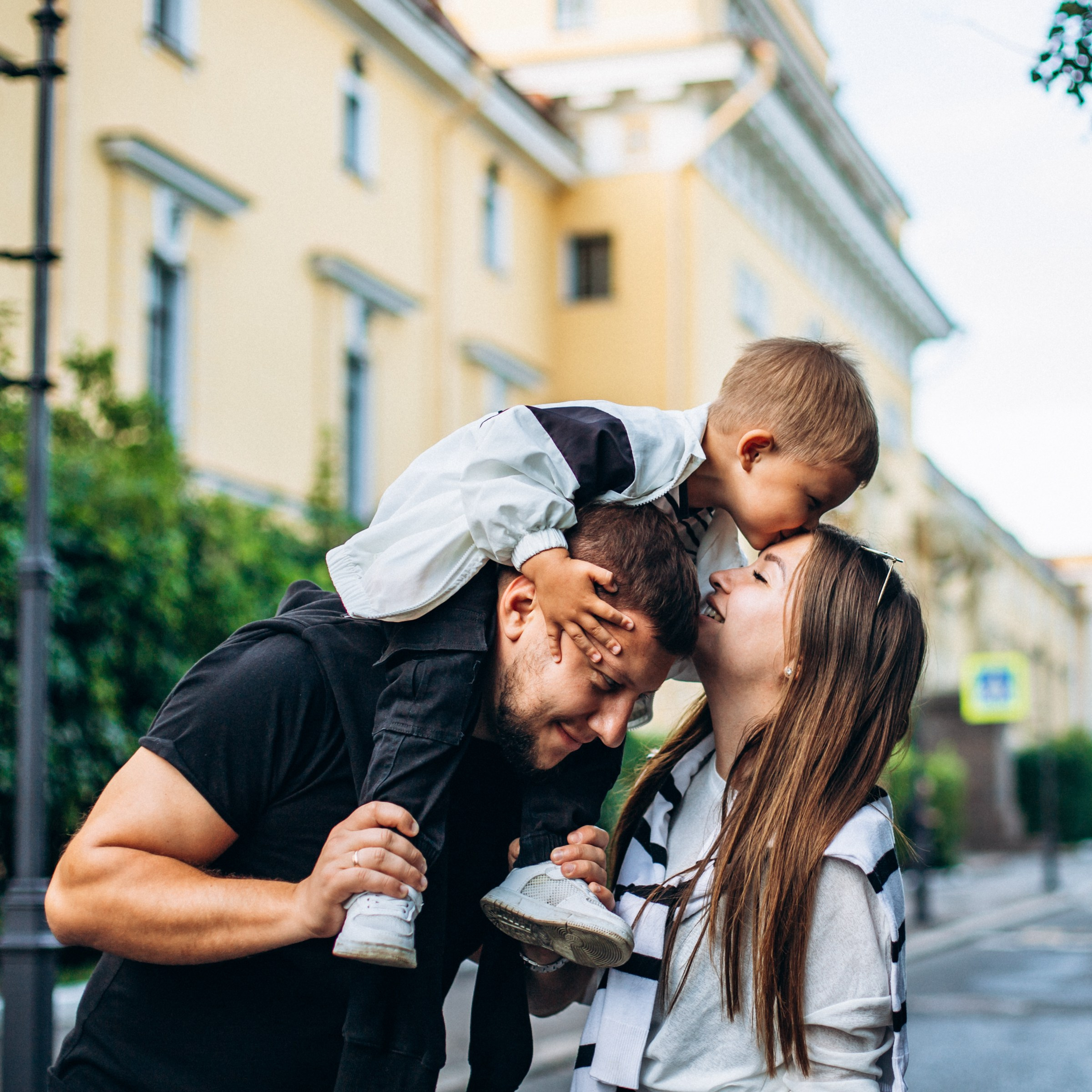 Яна с семьей в августе. Фотопрогулка в Петербурге. Индивидуальный и семейный фотограф в Санкт-Петербурге