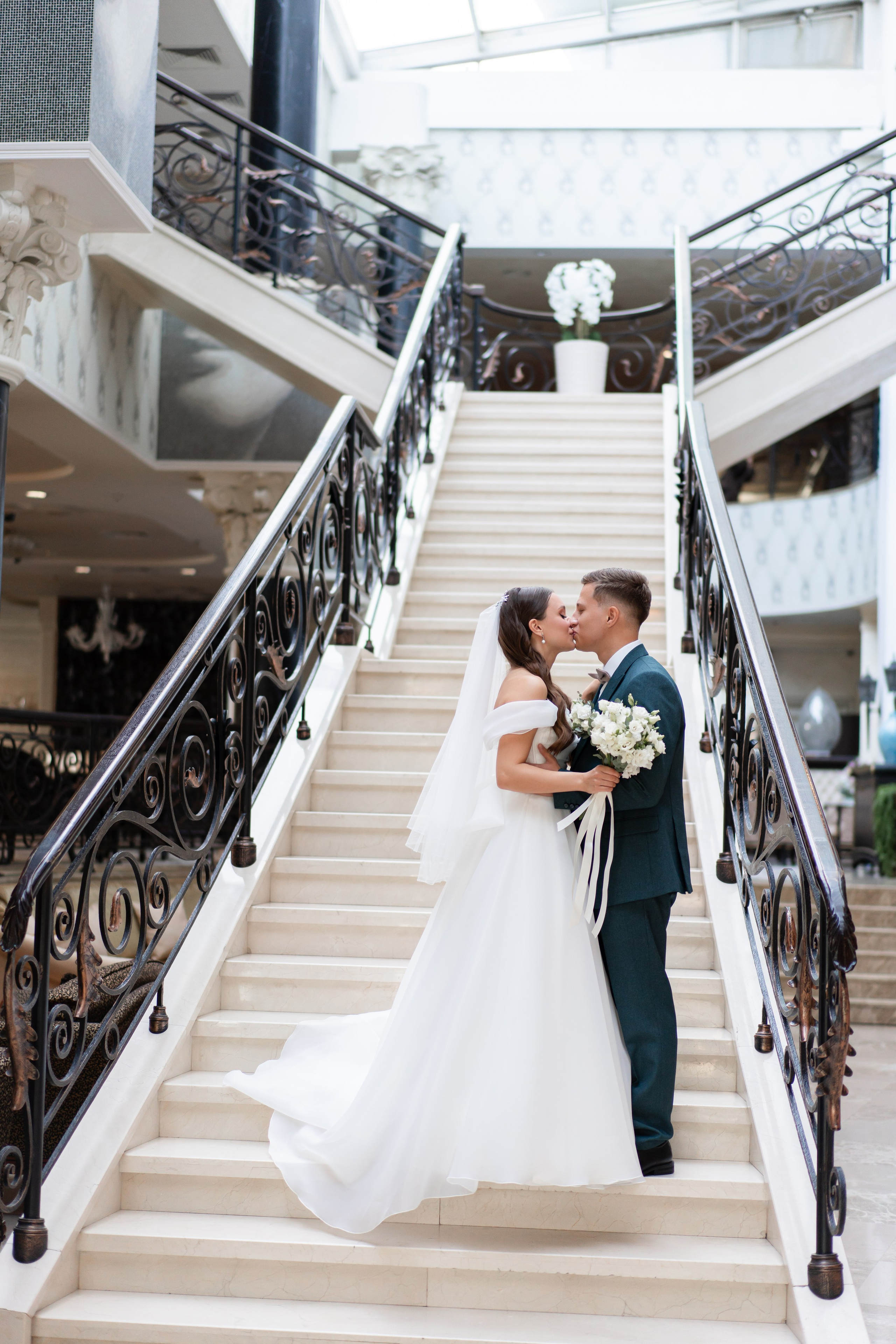 Свадебная фотосессия в Москве. Фотосъёмка в усадьбе Царицыно. Свадебный фотограф Вера Климова