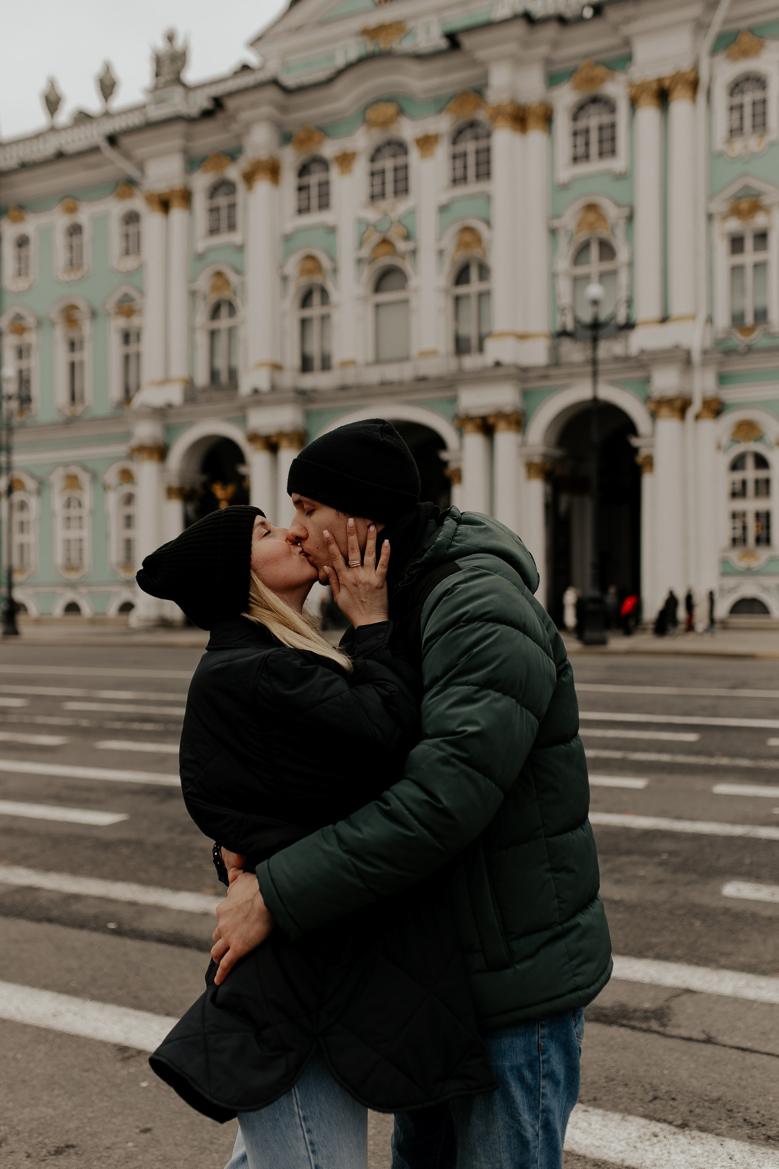 Поцелуй у Эрмитажа. Фотограф в Санкт-Петербурге Лиза Семченкова