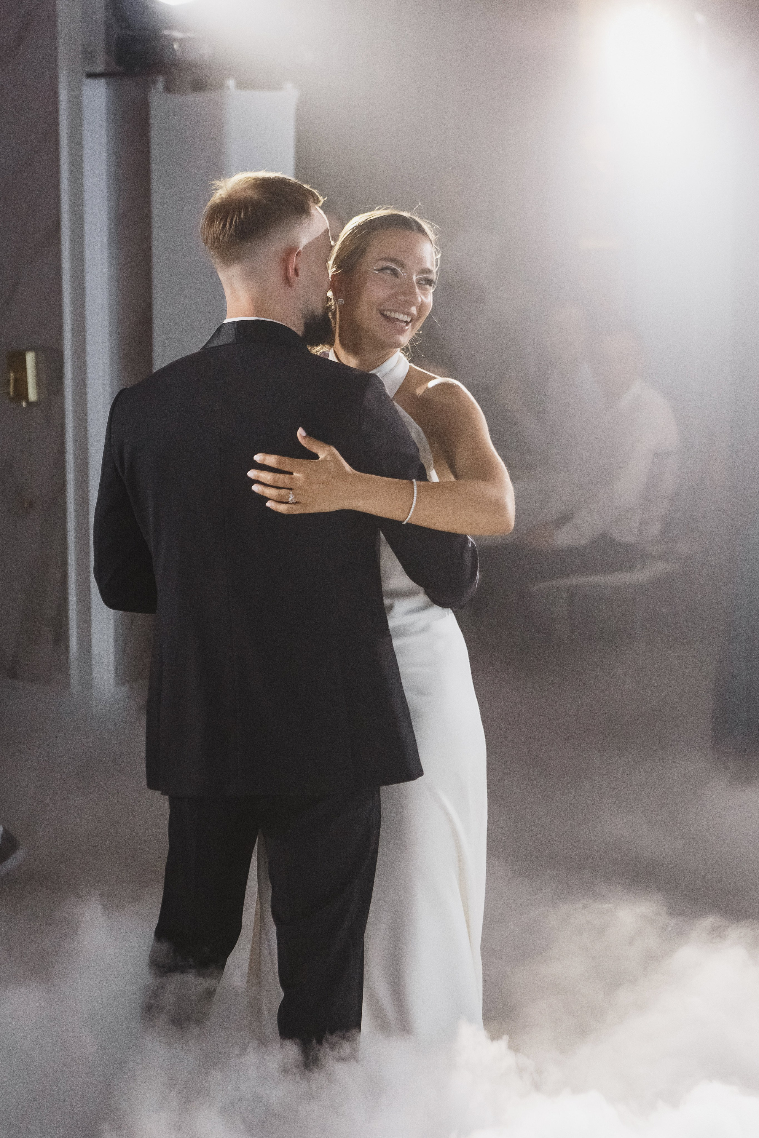 Свадебный танец жениха и невесты с дымом и светом на банкете в Golden Horse, свадебная съёмка Таганрог