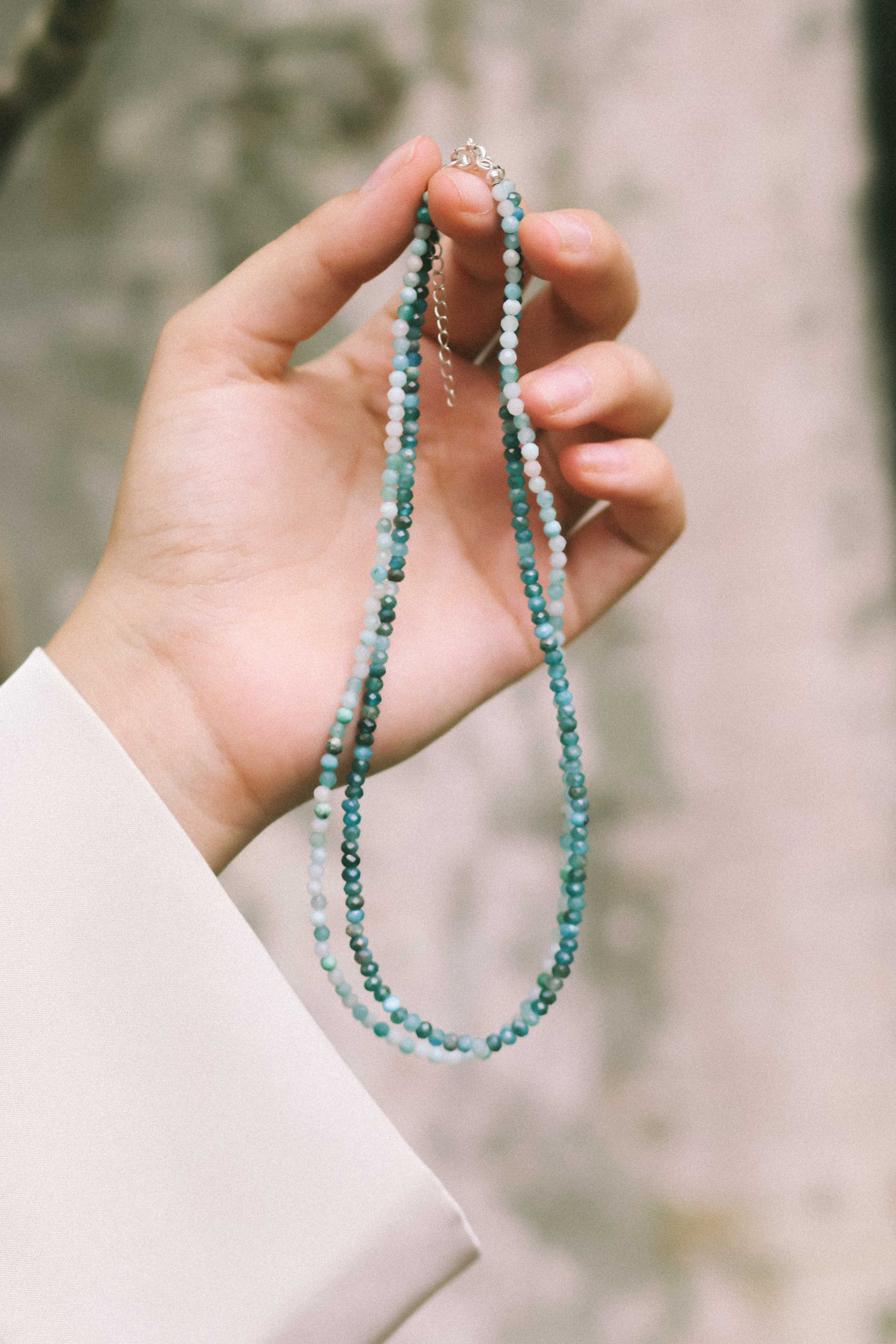 Коллекция украшения из натуральных камней. Фотограф на Шри-Ланке