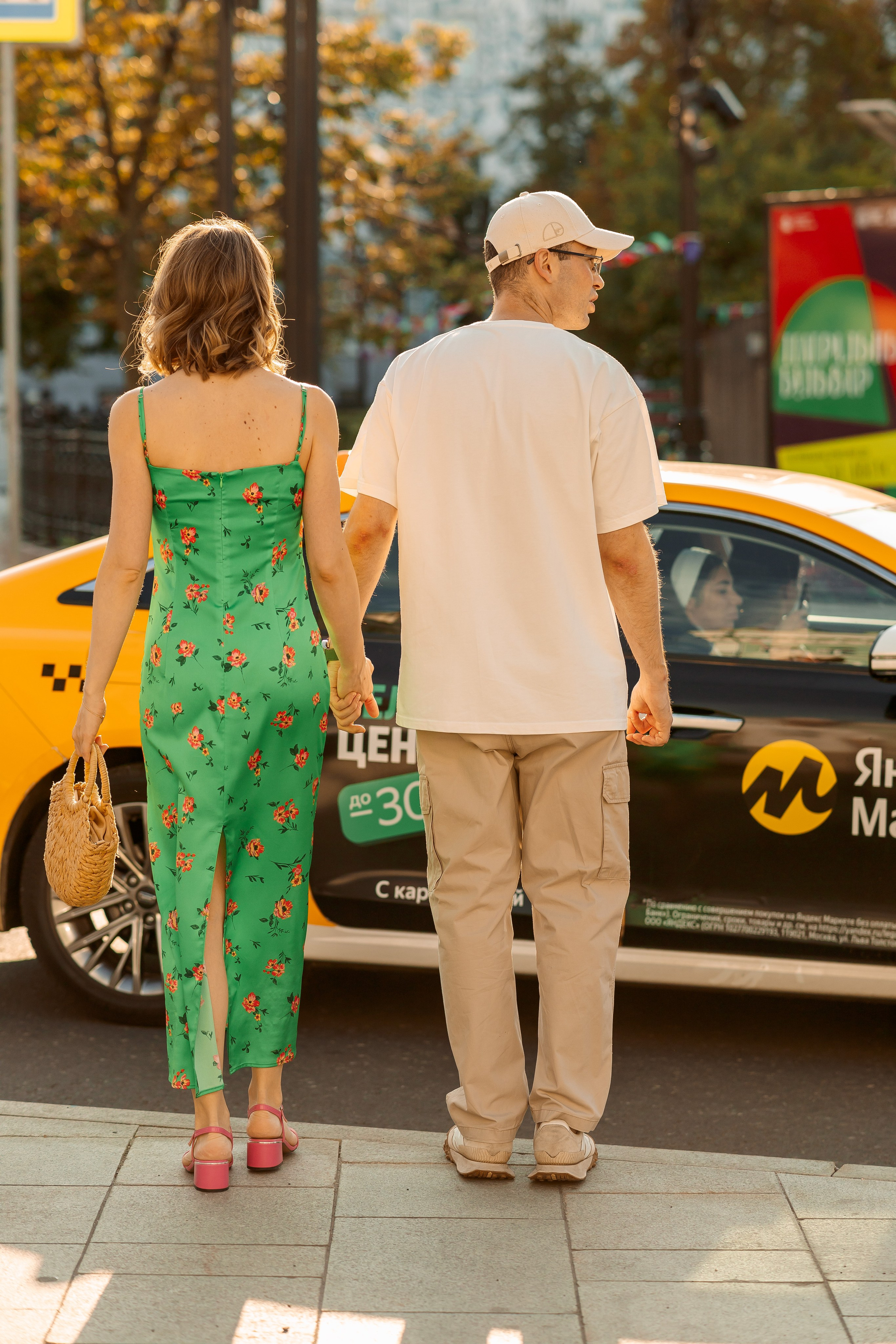 гулять за ручку