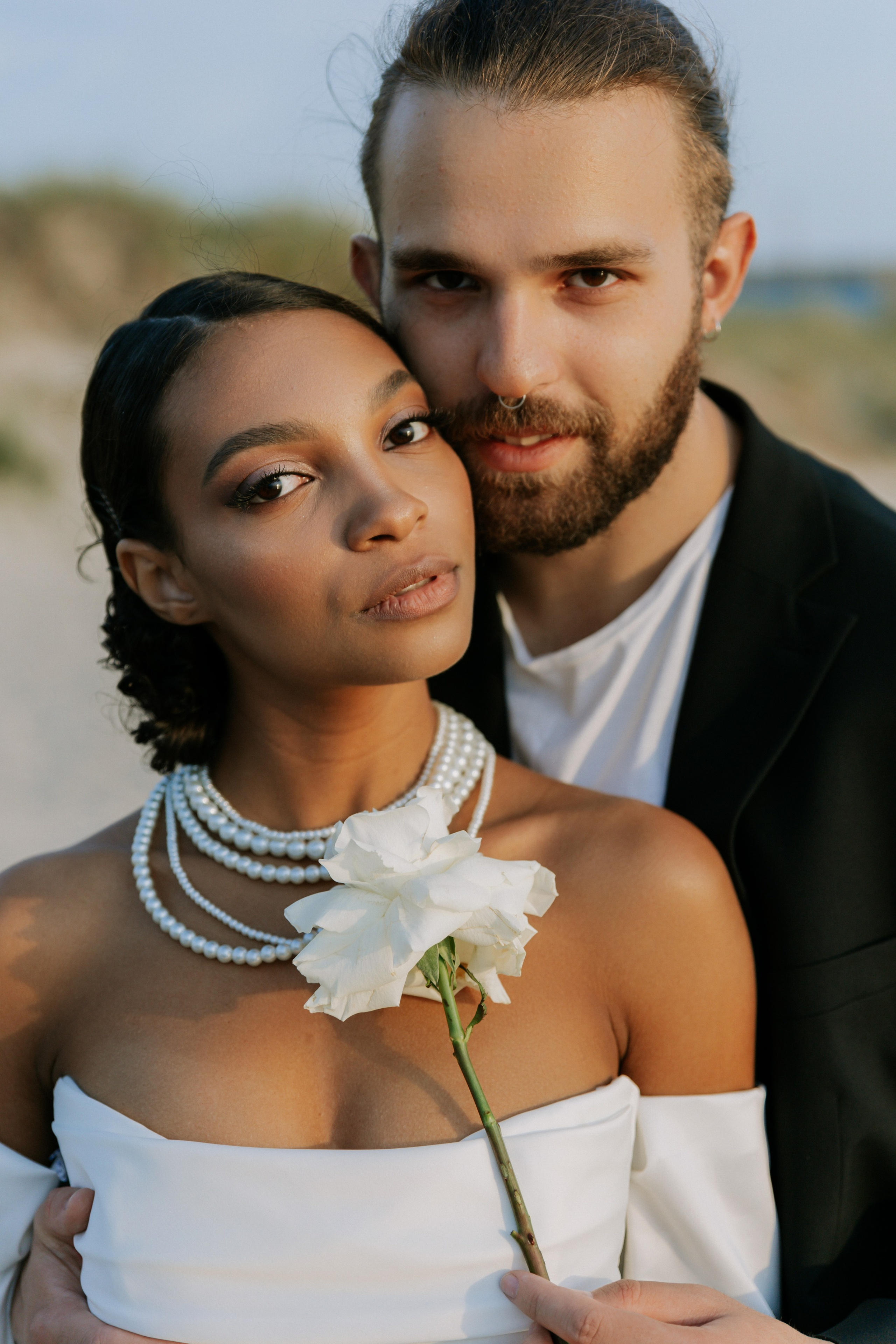 Выездная регистрация на море с белыми розами. Свадебный фотограф Калининград