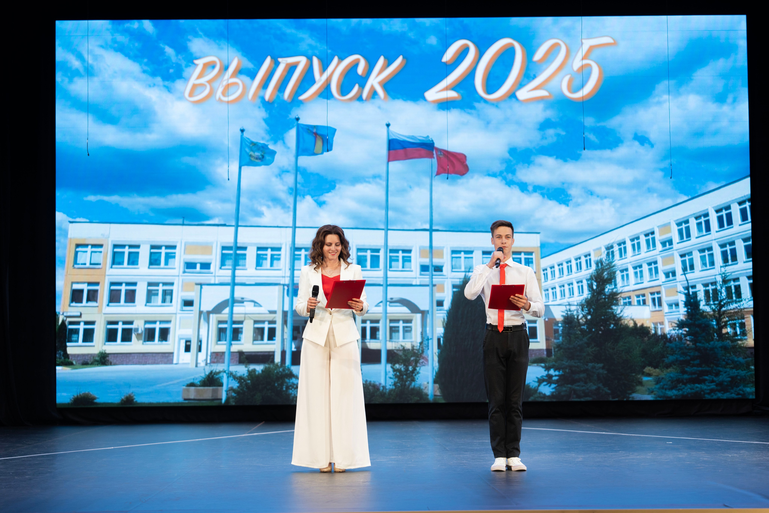 Выдача аттестатов 9 классы. Фотограф Юлия Попова