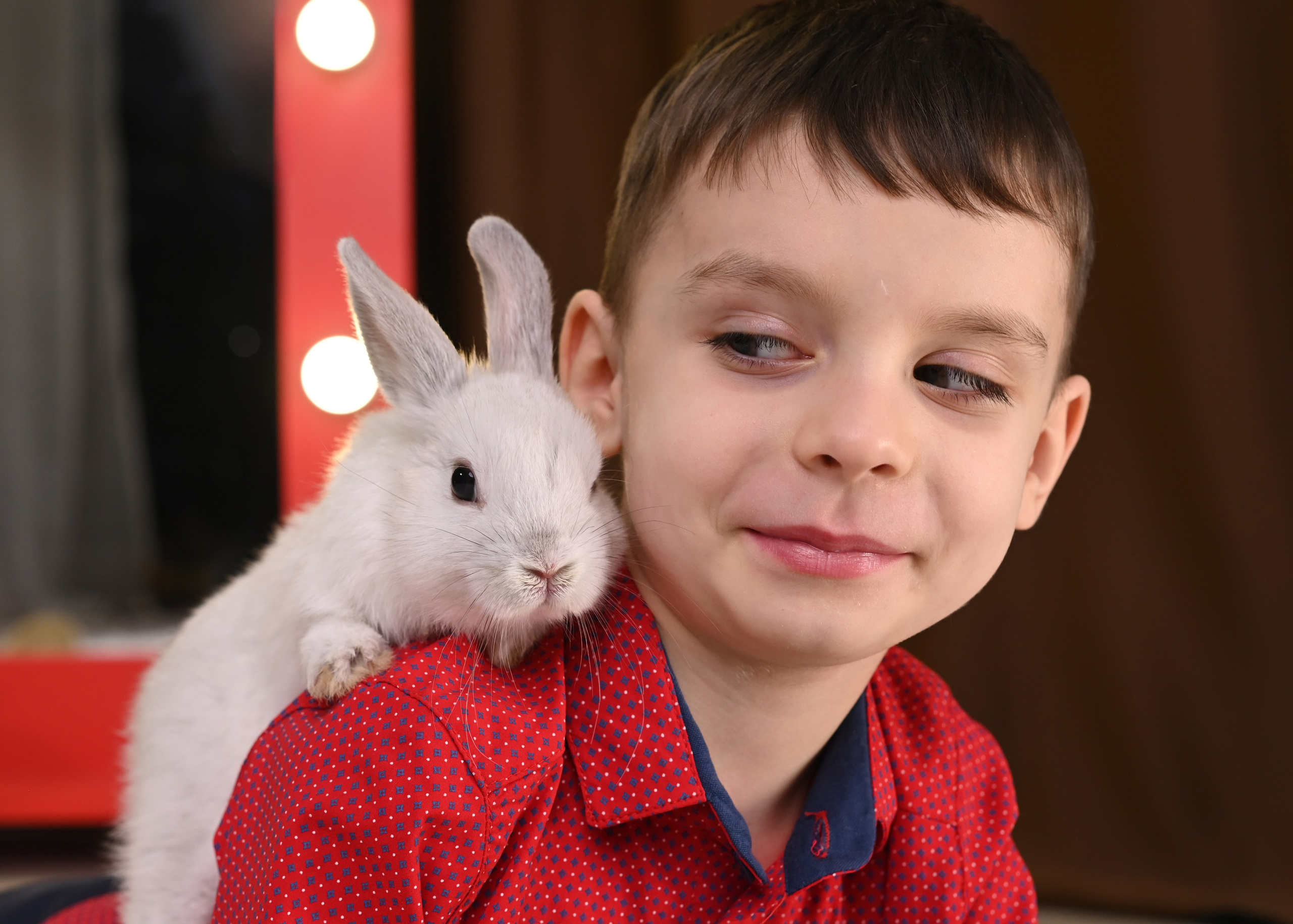 Дети с кроликом. Детский фотограф в Новокузнецке Николай Чекалин