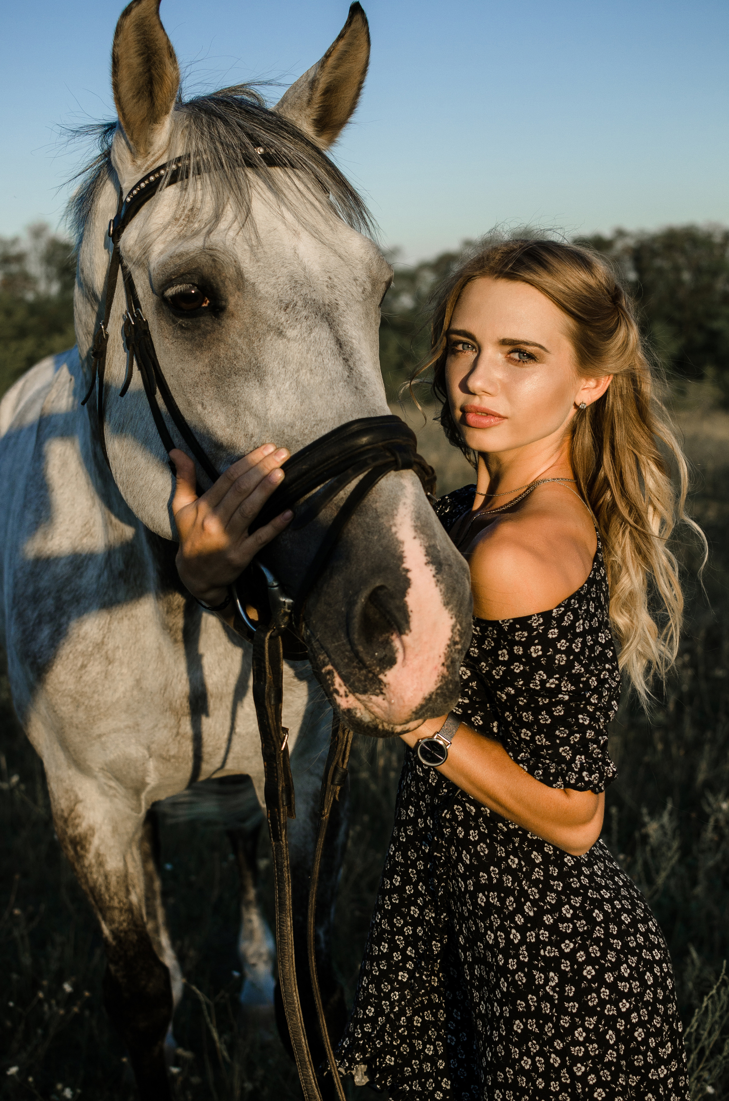 Оля с конем в поле. Фотограф в Каменске-Шахтинском Ольга Сагал