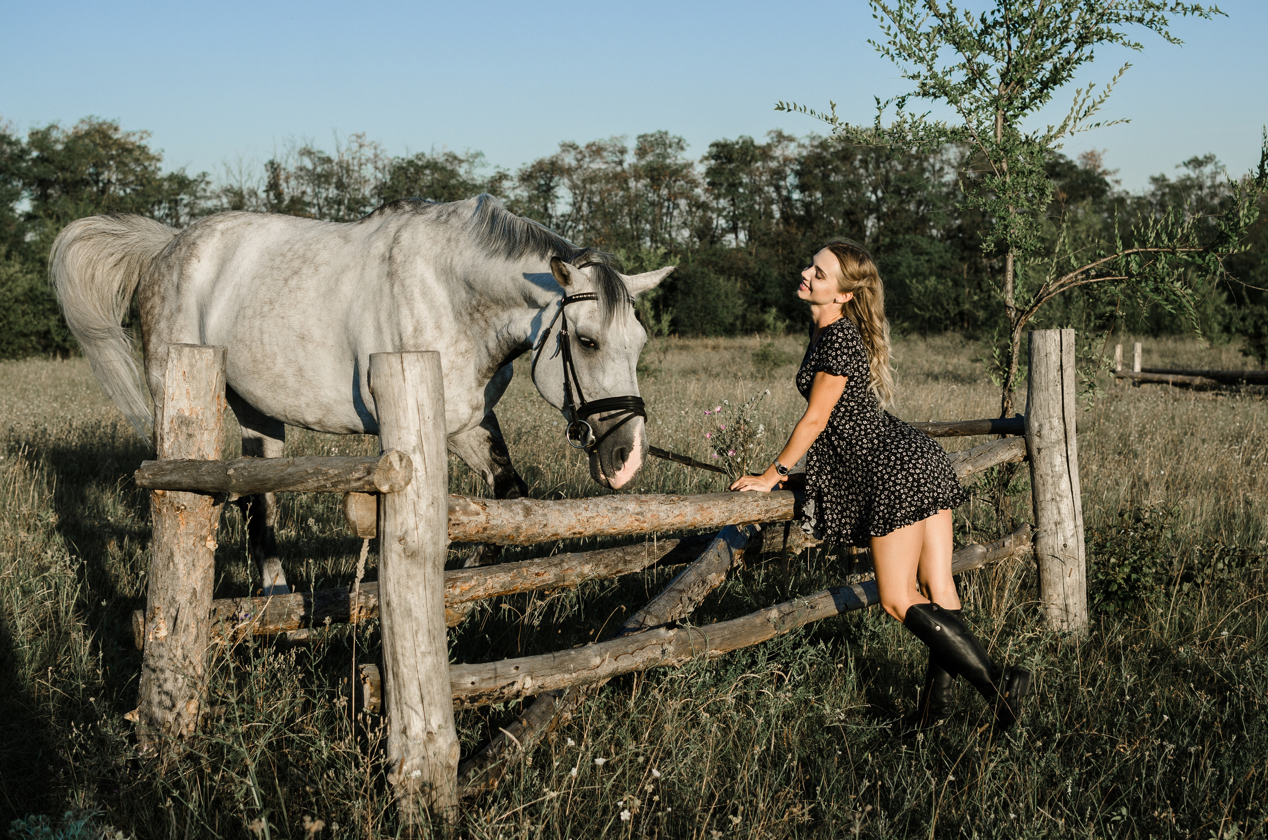 Оля с конем в поле. Фотограф в Каменске-Шахтинском Ольга Сагал