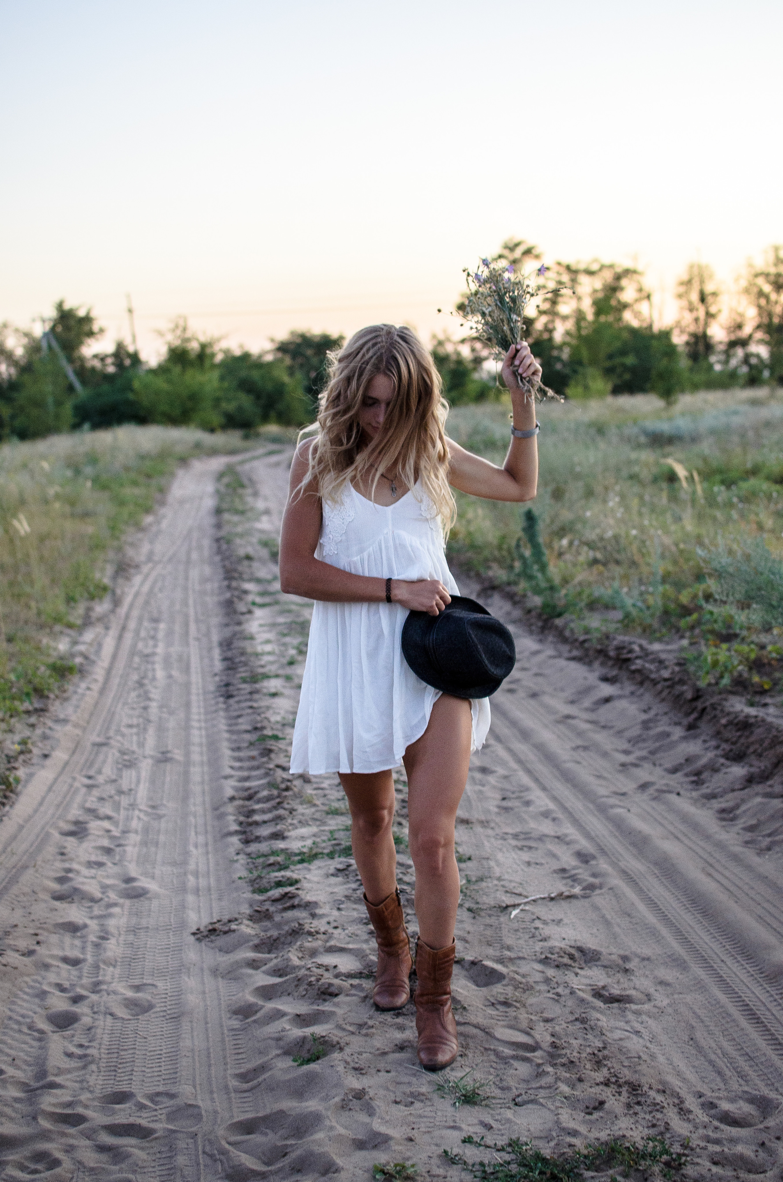 Оля с конем в поле. Фотограф в Каменске-Шахтинском Ольга Сагал