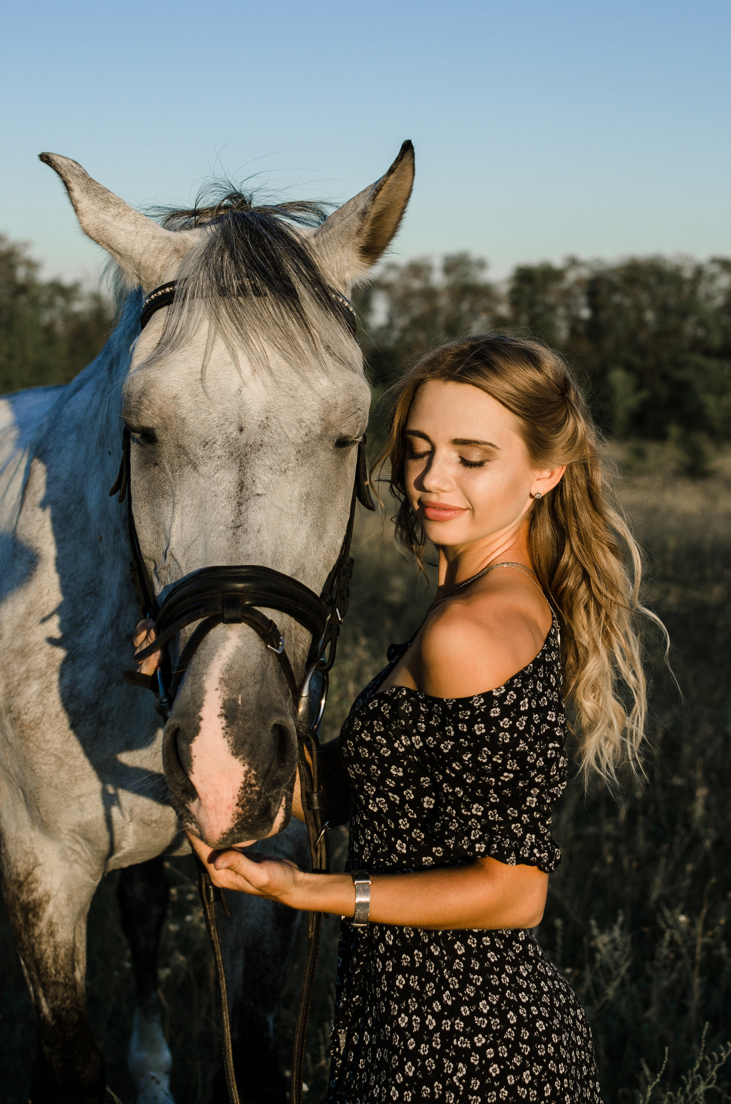 Оля с конем в поле. Фотограф в Каменске-Шахтинском Ольга Сагал