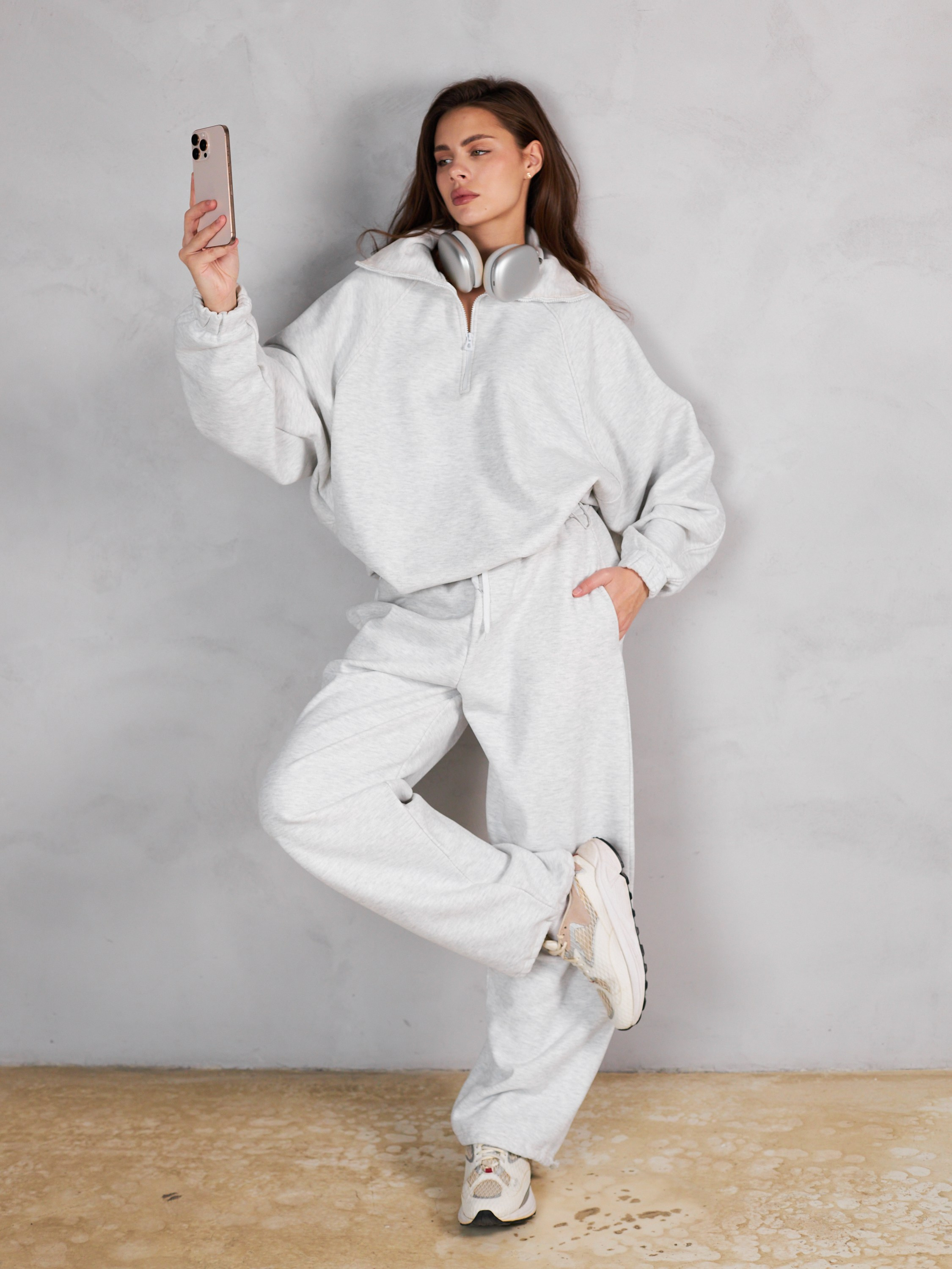 Фотосъемка оверсайз костюмов Екатеринбург Wildberries ВБ Ozon Озон спортивный костюм оверсайз фотосессия одежды Екб заказать цена фото товар. Фотограф Екатеринбург Анастасия Жерновская | Маркетплейсы и нейрофото