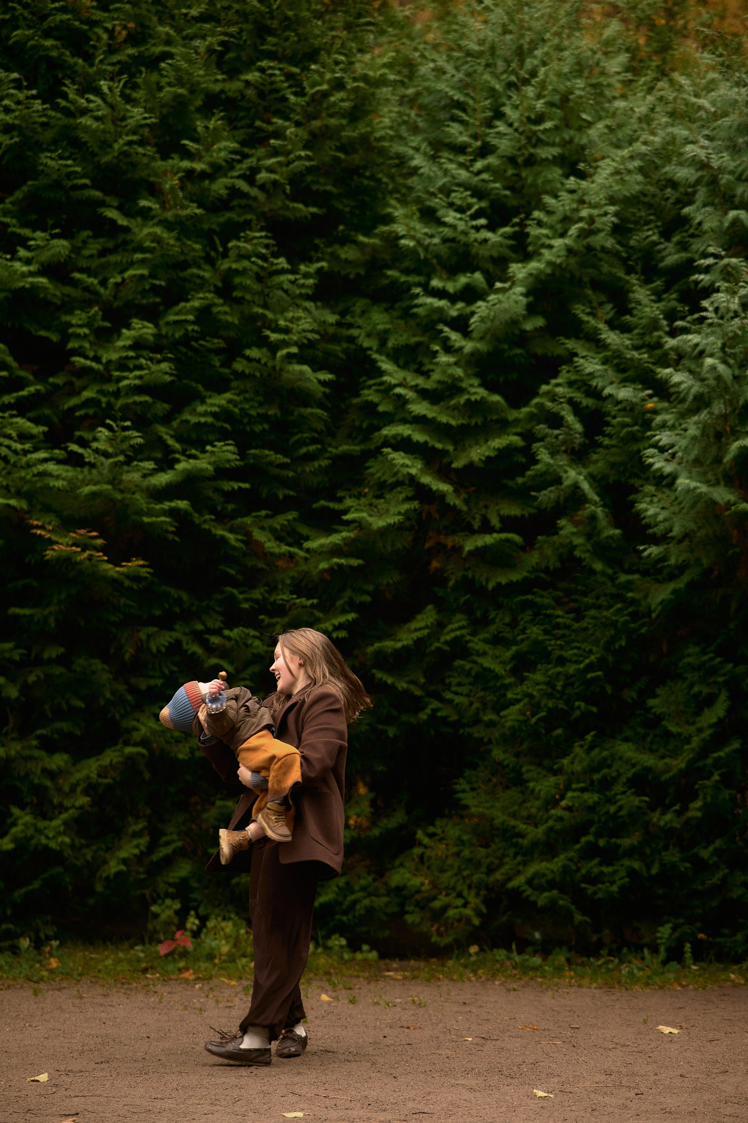 Света и Илюша под дождём. Семейный и свадебный lifestyle-фотограф в Москве Мария Петрова