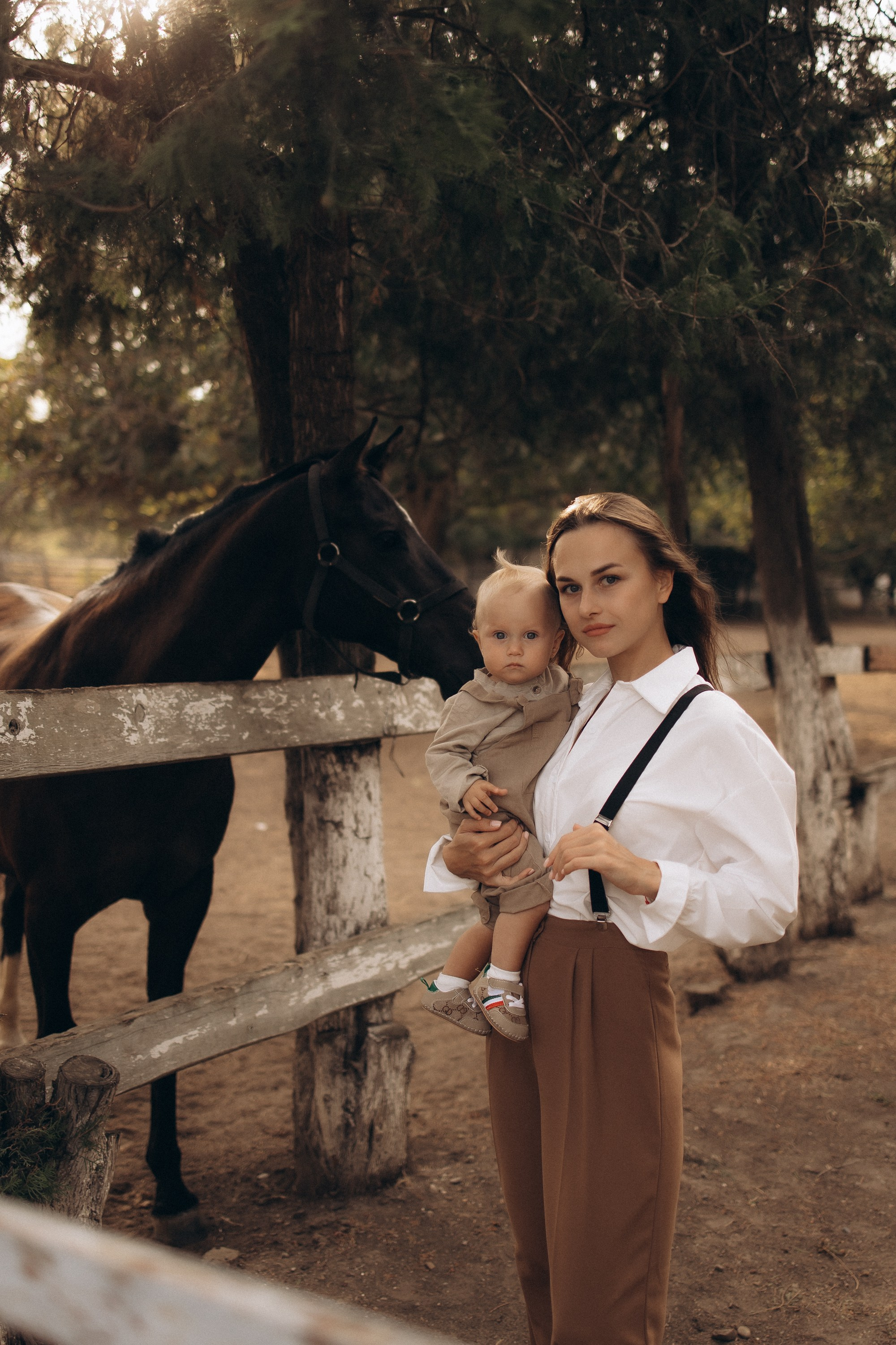 Мама с дочкой. Конюшня. Семейный фотограф в Краснодаре Храмова Анна