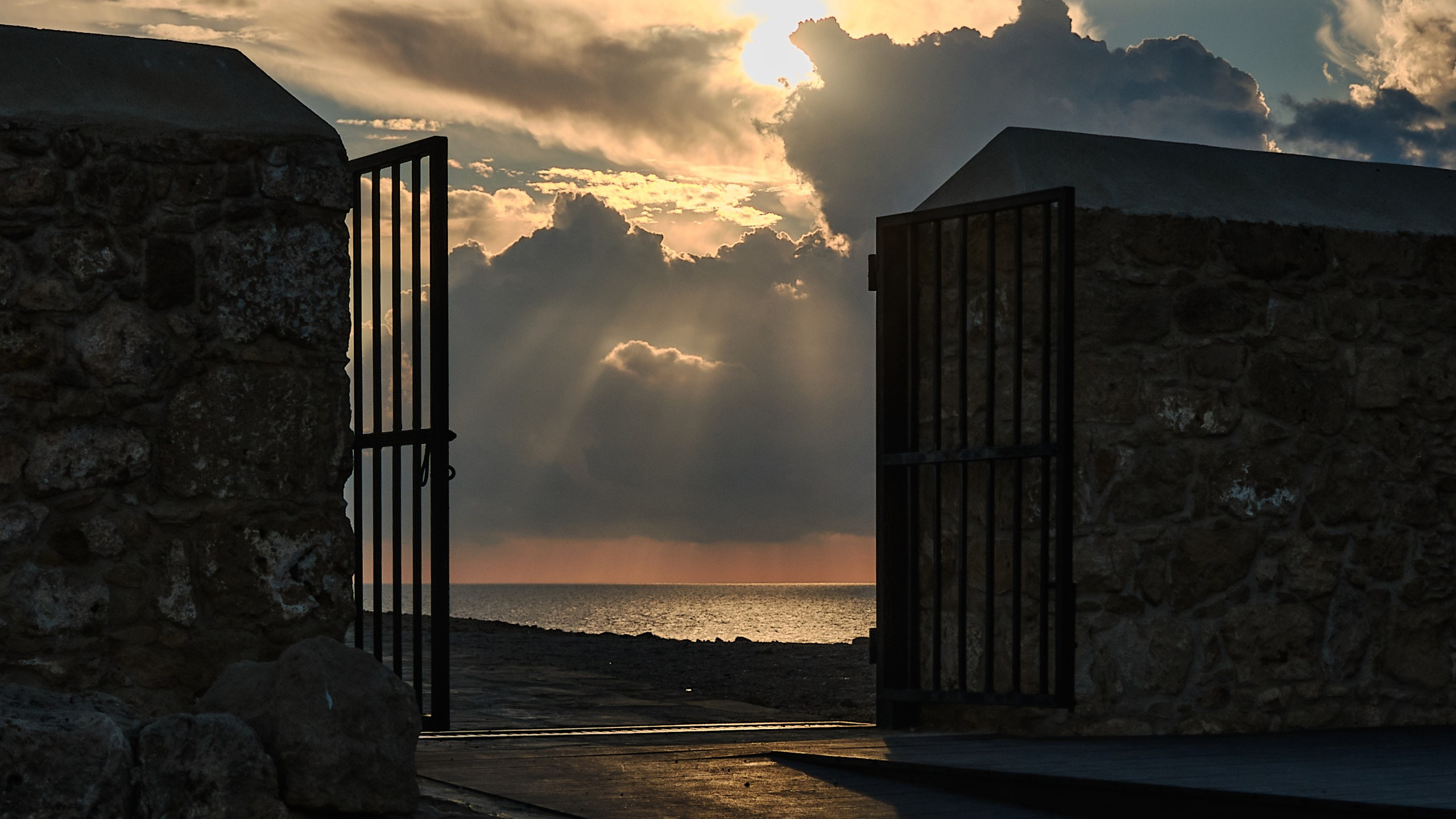 Странные виды средиземного моря. Shaltay Gallery