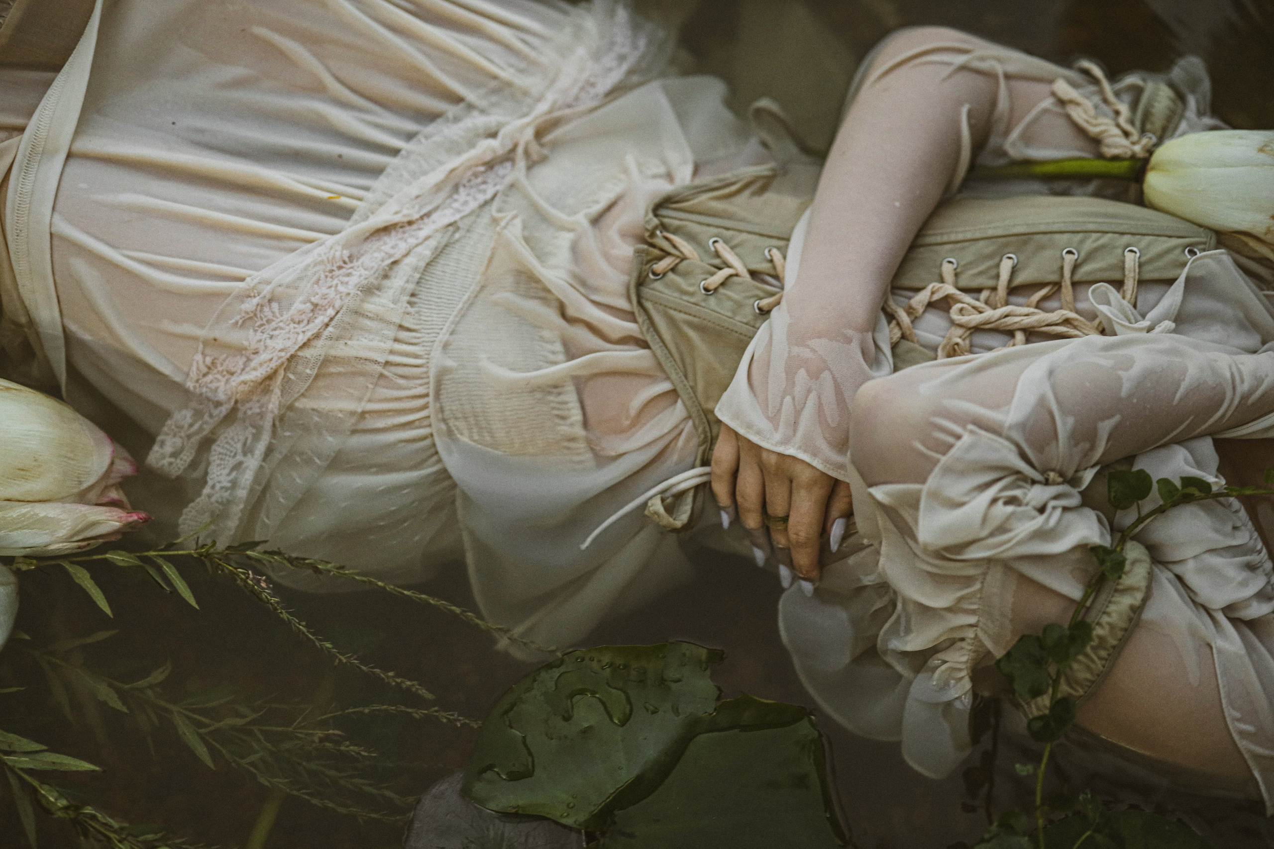 винтажное платье в воде