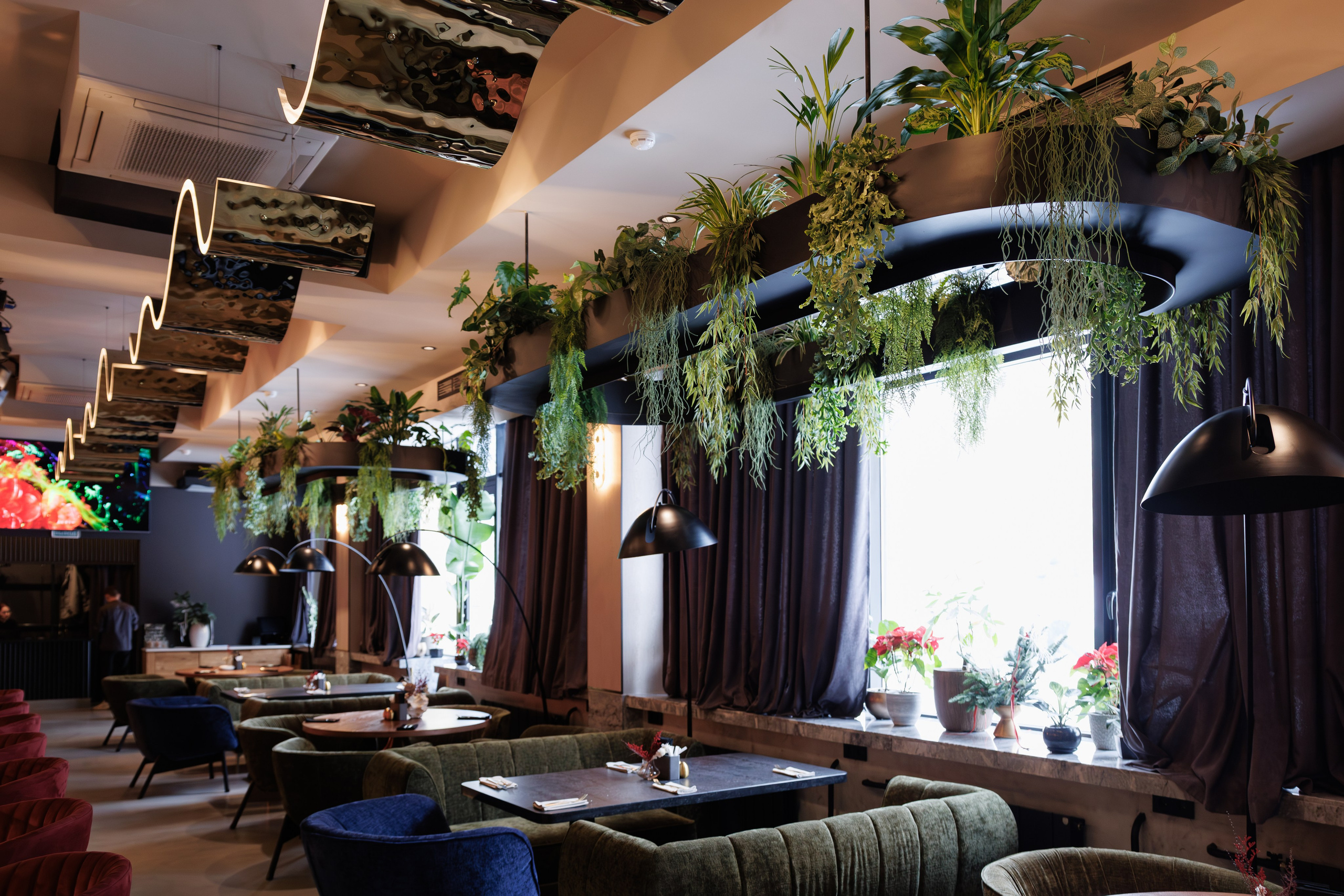 Фотограф для интерьерной съемки ресторана. Контент для бизнеса в Екатеринбурге Полдень Медиа