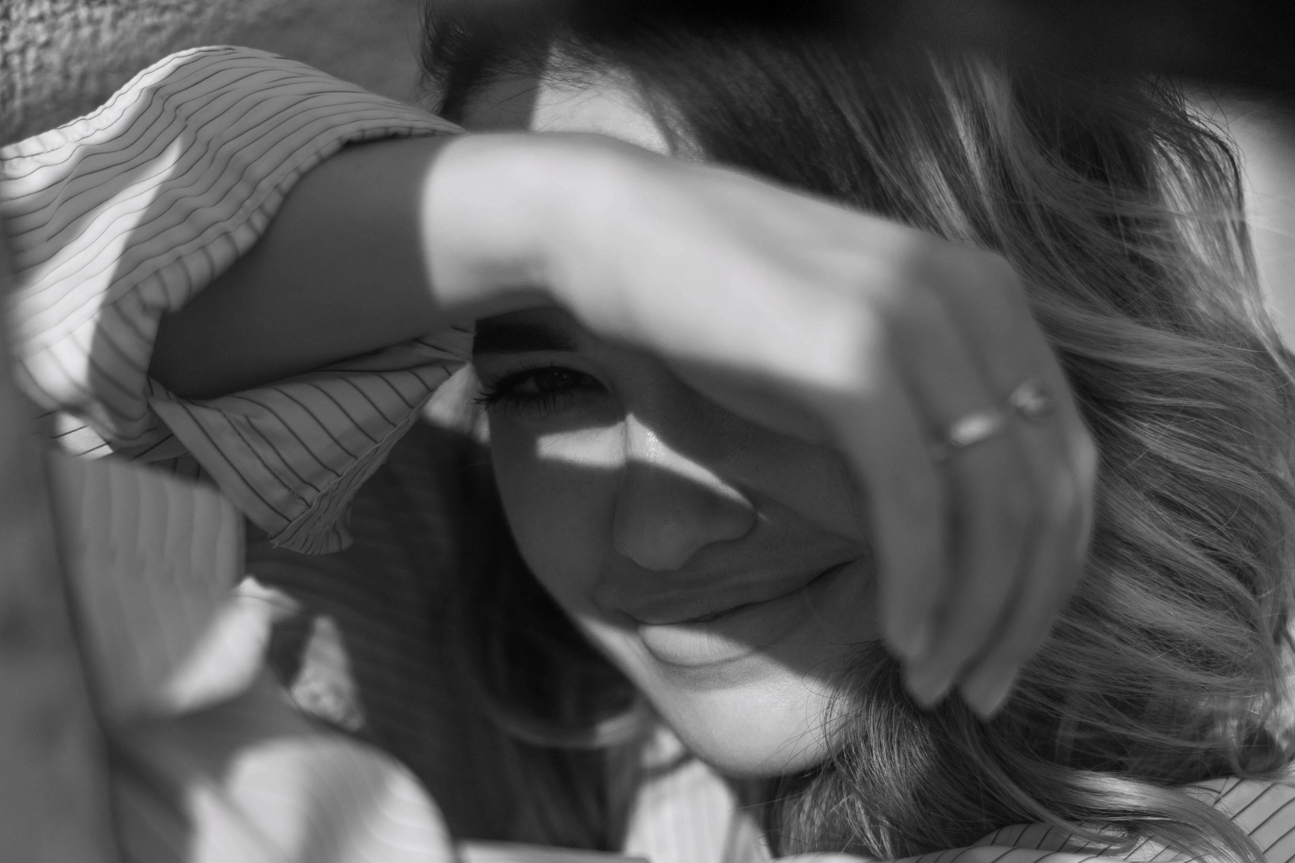 Монохромная фотография девушки в мужском костюме застилает взгляд зрителя элегантностью и изяществом. Одновременно сдержанная и провокационная, девушка в этой фотографии иллюстрирует вечную борьбу противоположностей, создавая потрясающе харизматичный образ. Екатеринбург фотосессии  Автор фотограф: Додров. Ph: dodrov.