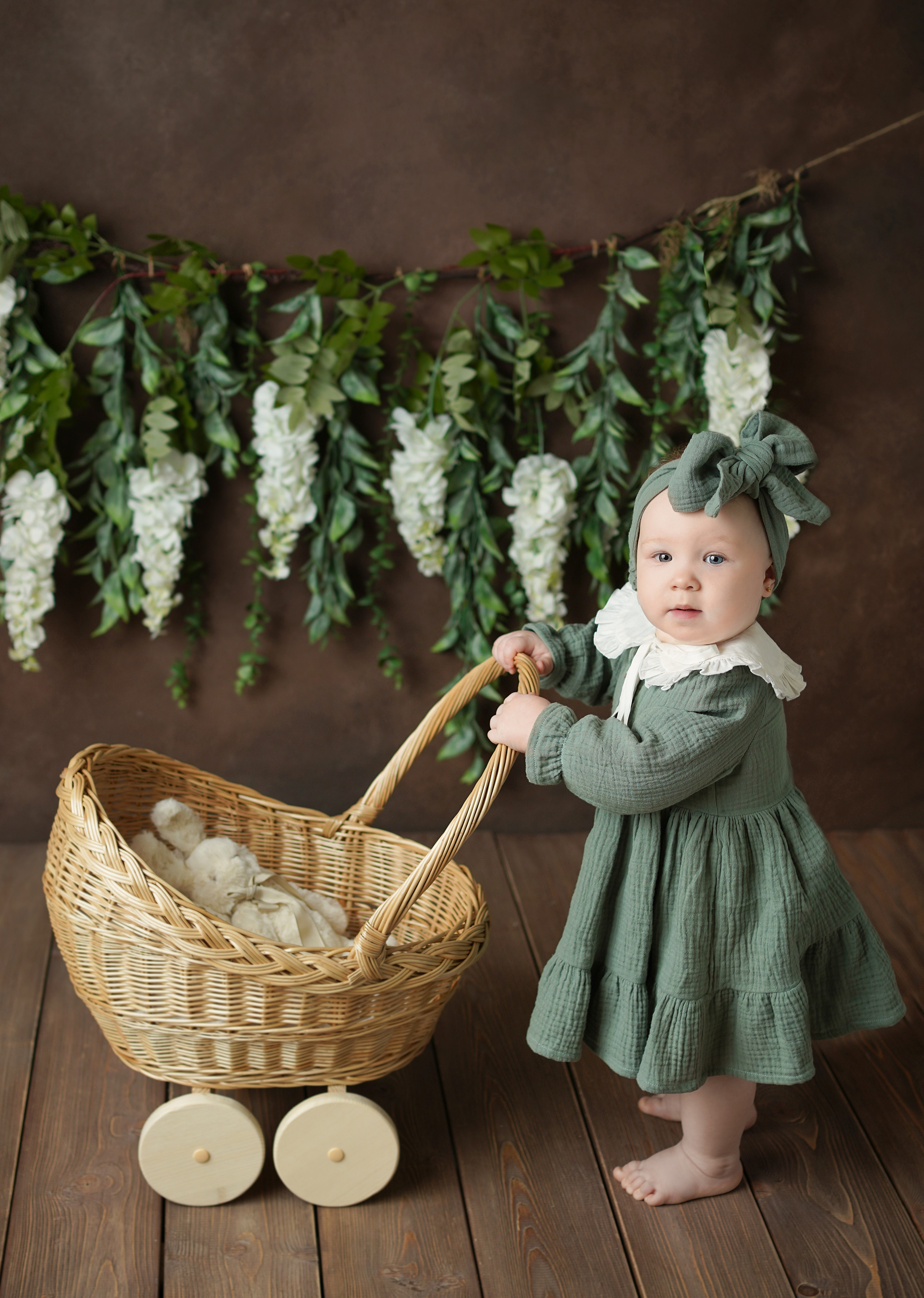Малышка играла и  укачивала зайку в колясочке.