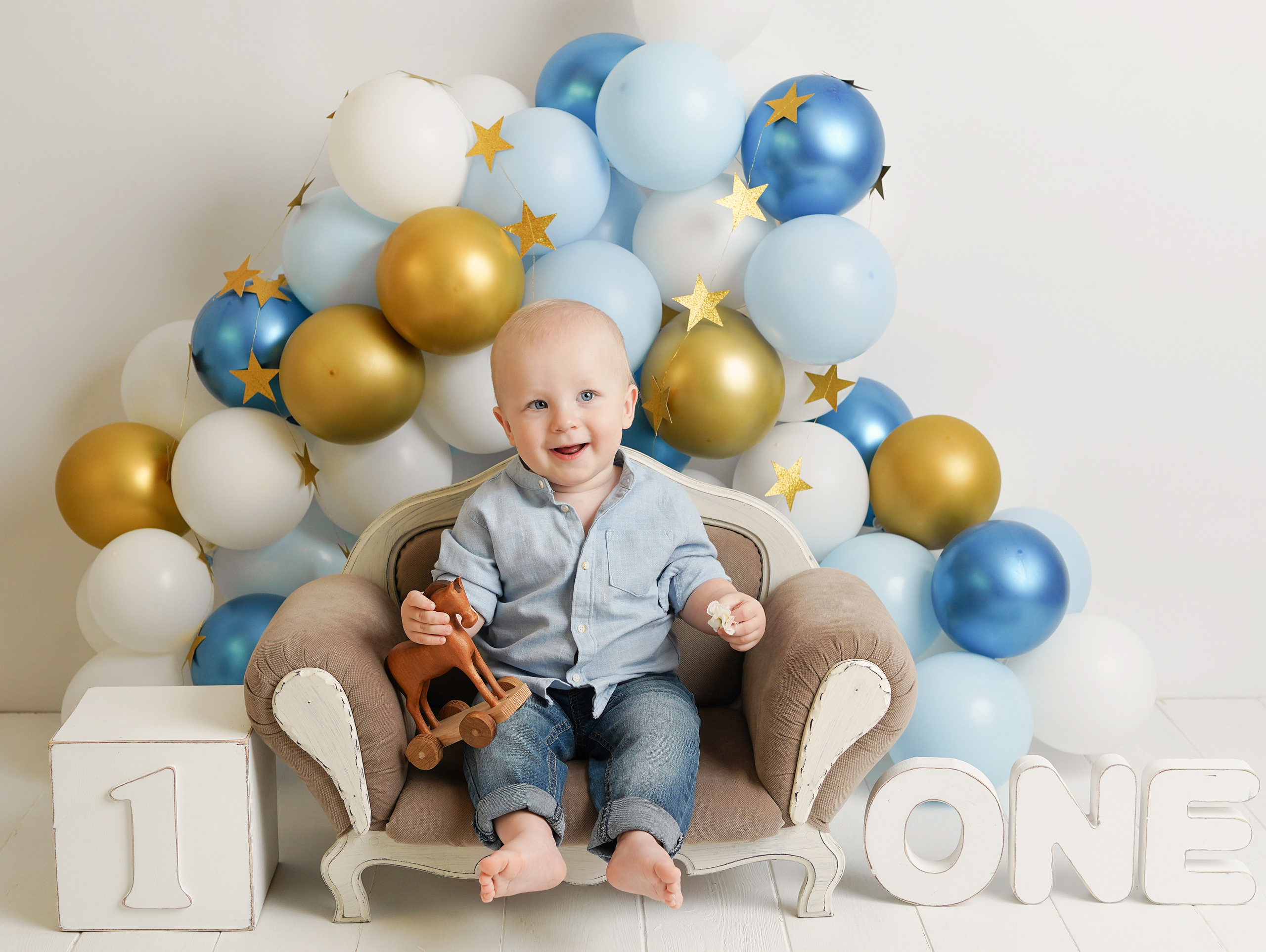 Для детской фотосессии реквизит предоставляется.