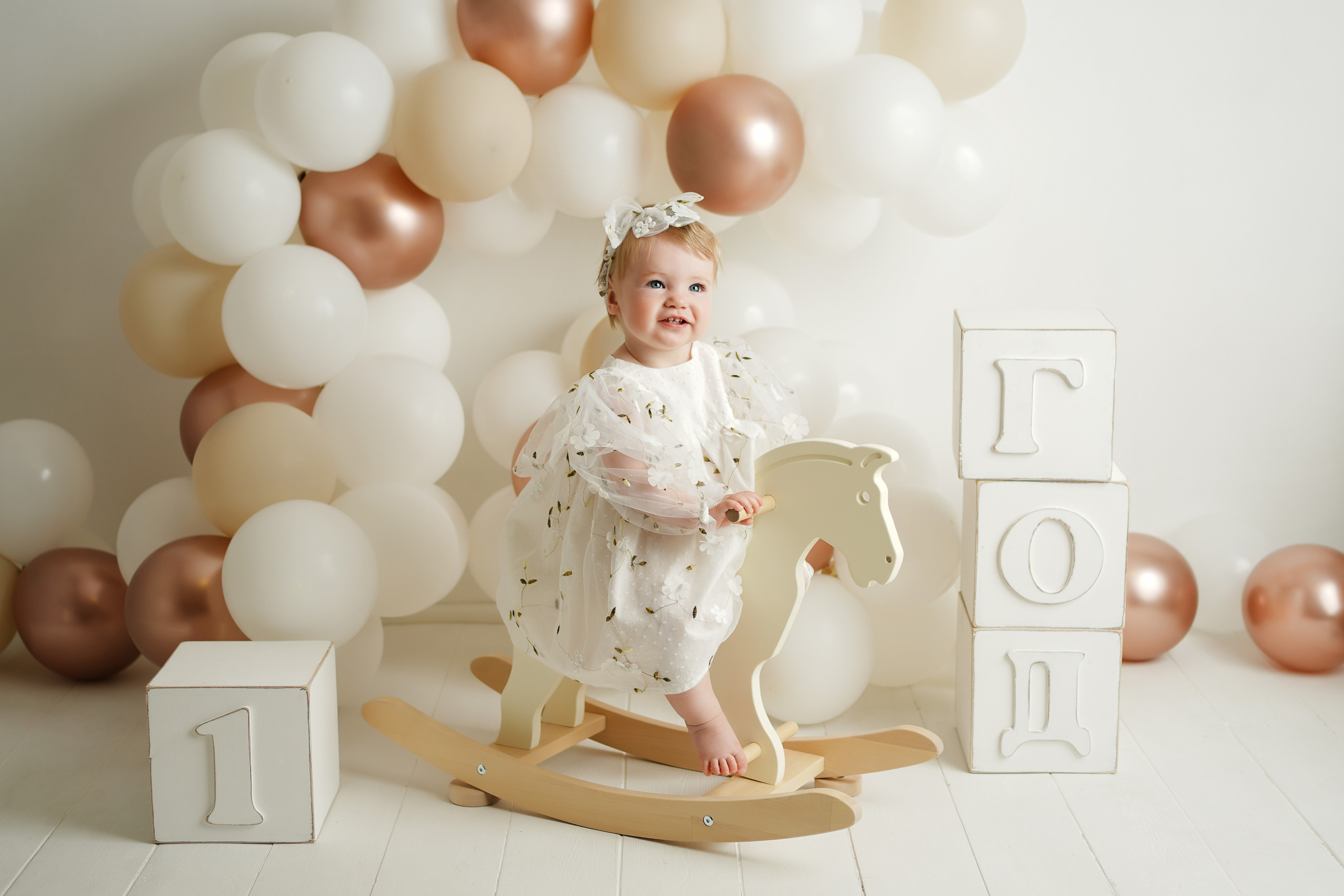 Красивое оформление из шариков на фотосессии Первый годик  было подготовлено в студии.