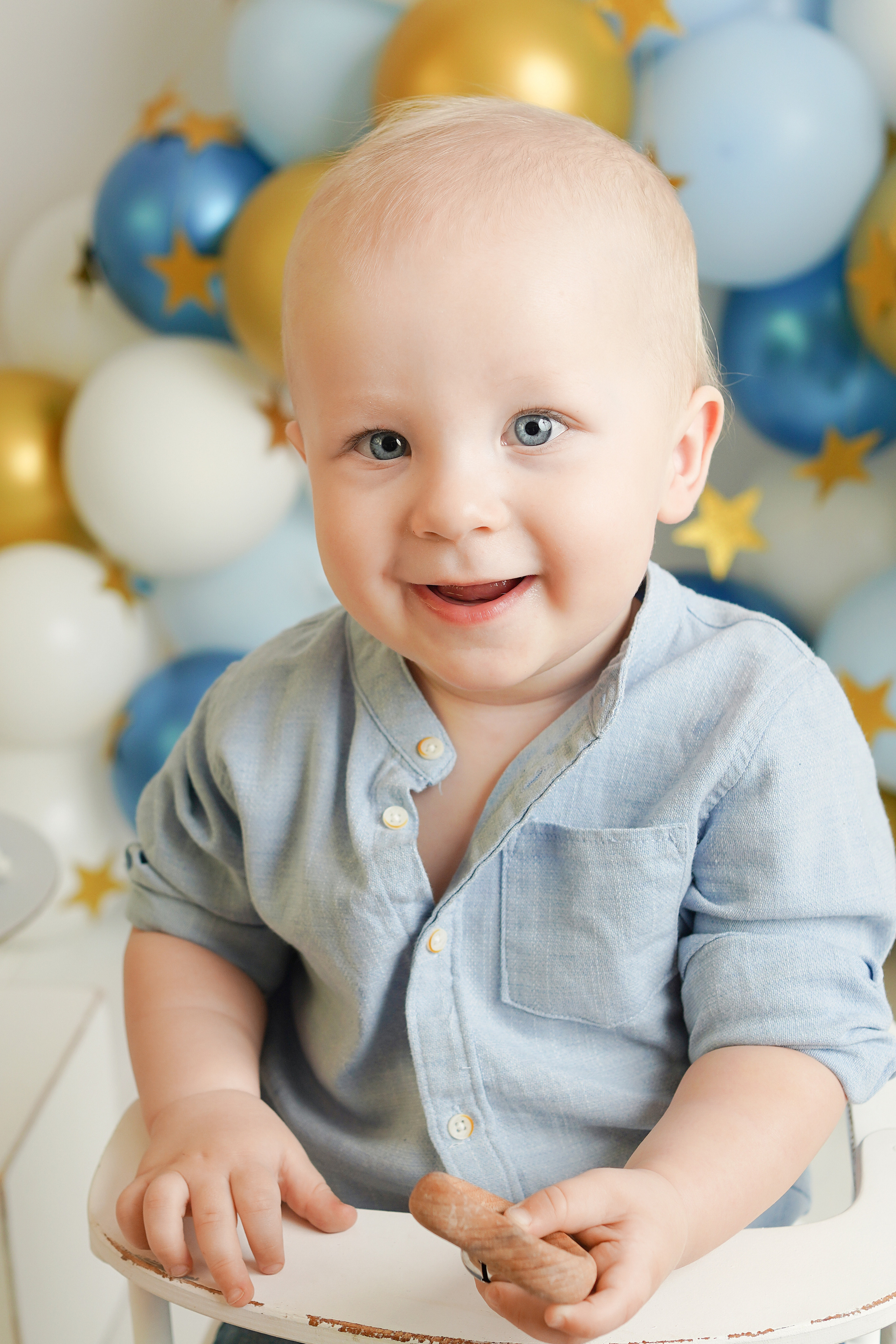 Детский фотограф заказала шарики и торт для фотосессии Первый год.