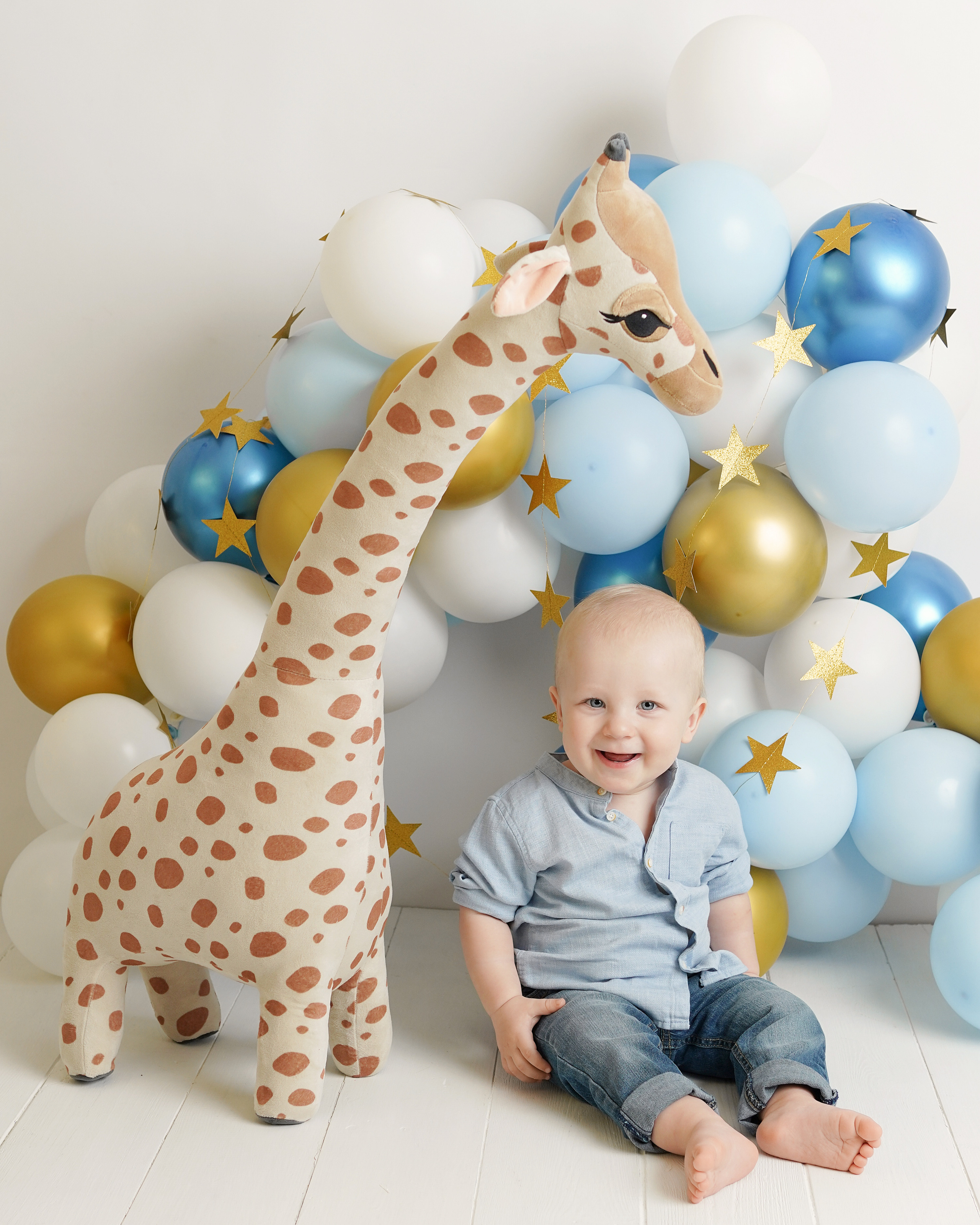 На фотосессию Первый год детский фотограф подготовила шарики и тортик.